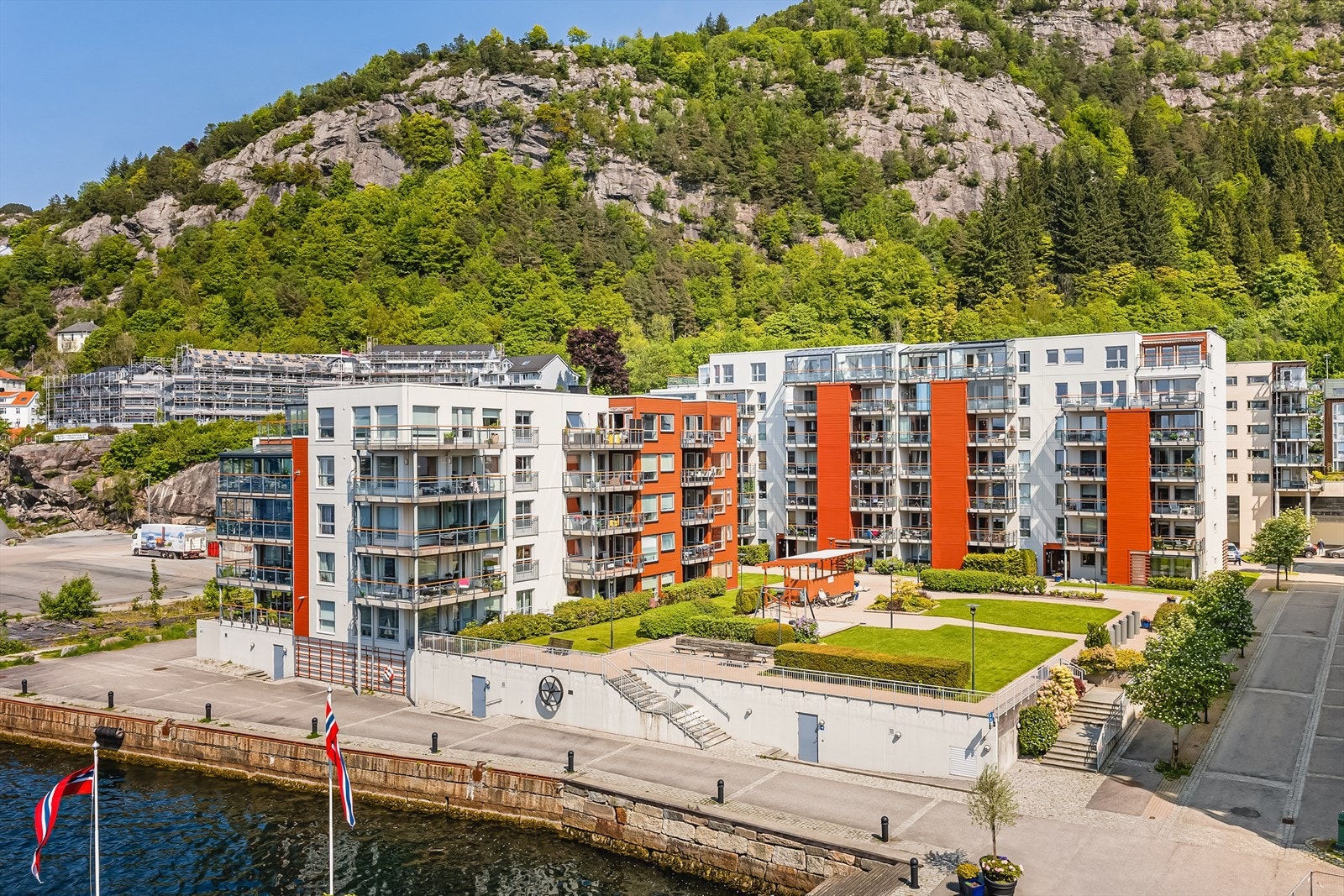 Leiligheten ligger i nydelige omgivelser og et veldrevet sameie med nydelige fellesarealer. Galleribilde