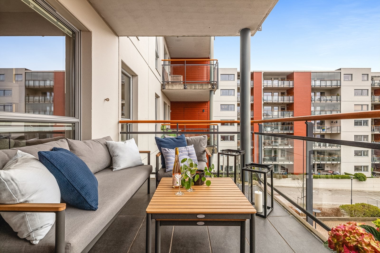 Terrassen har god plass til loungeområde samt gassgrill. Galleribilde