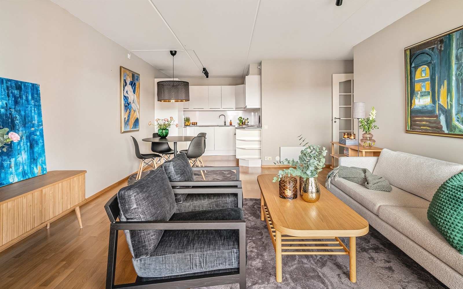 Stuen har rikelig med plass til både sofagruppe og spisebord. Galleribilde