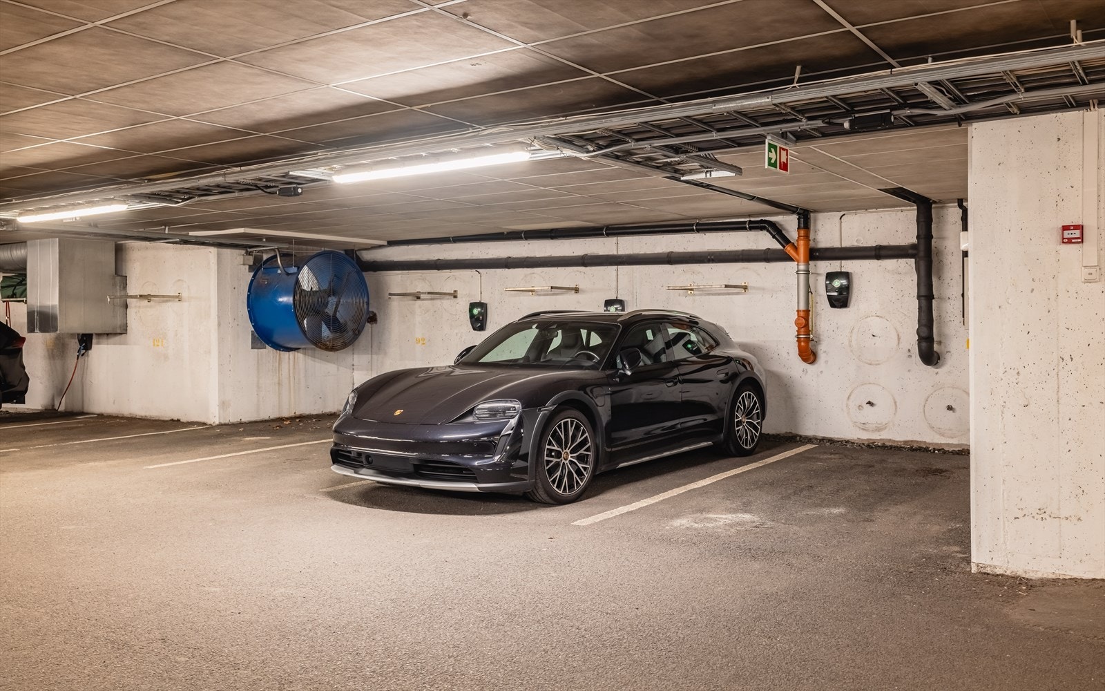 Leiligheten har fast garasjeplass med Elbil lader. Galleribilde