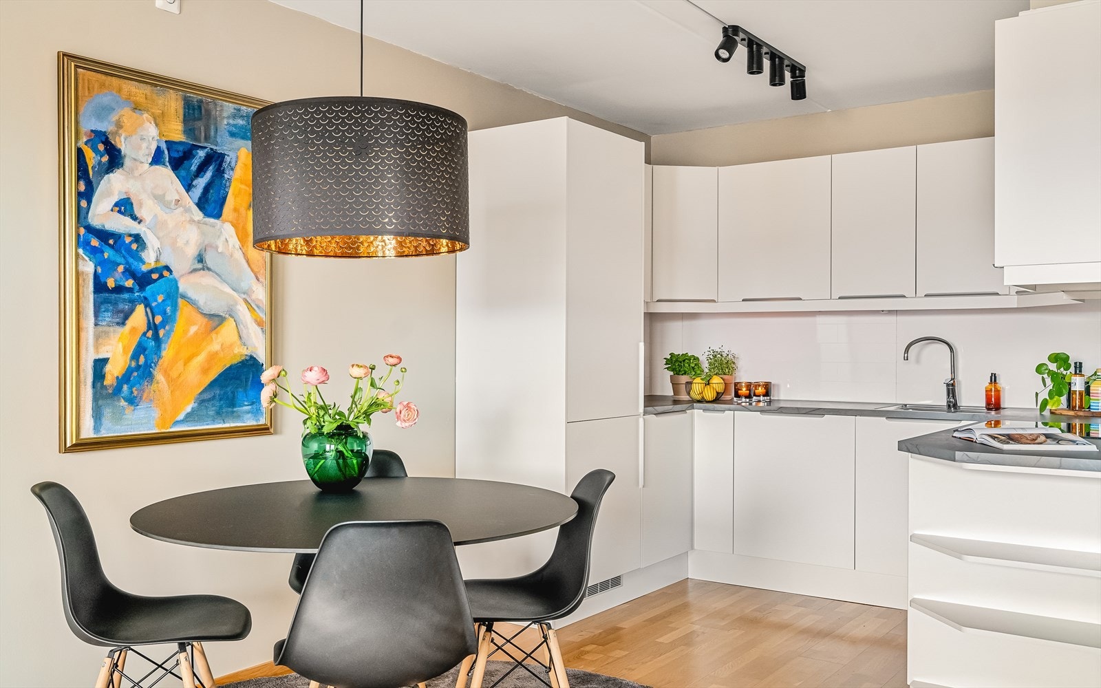 Det er god plass til spisestue for hyggelige sammenkomster med familie og venner. Galleribilde