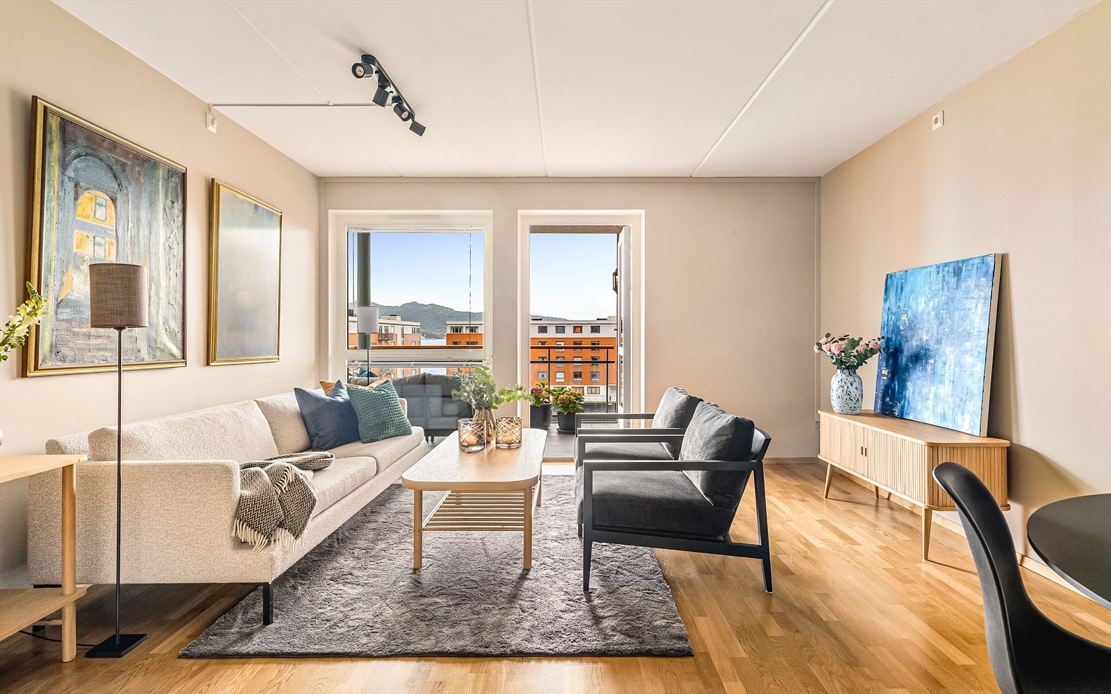 Stuen har en fleksibel planløsning med flere gode møbleringsmuligheter. Galleribilde