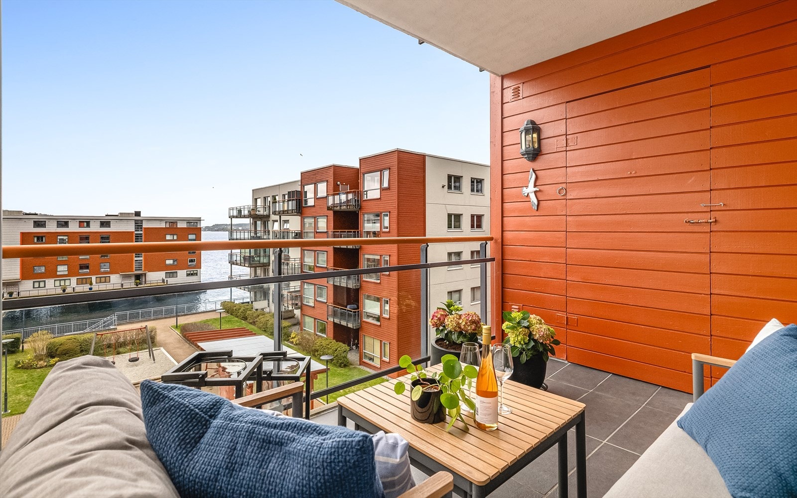 Fra stuen er det utgang til herlig, overbygget veranda med nydelige solforhold på sommerstid. Praktisk utebod på 3m² Galleribilde