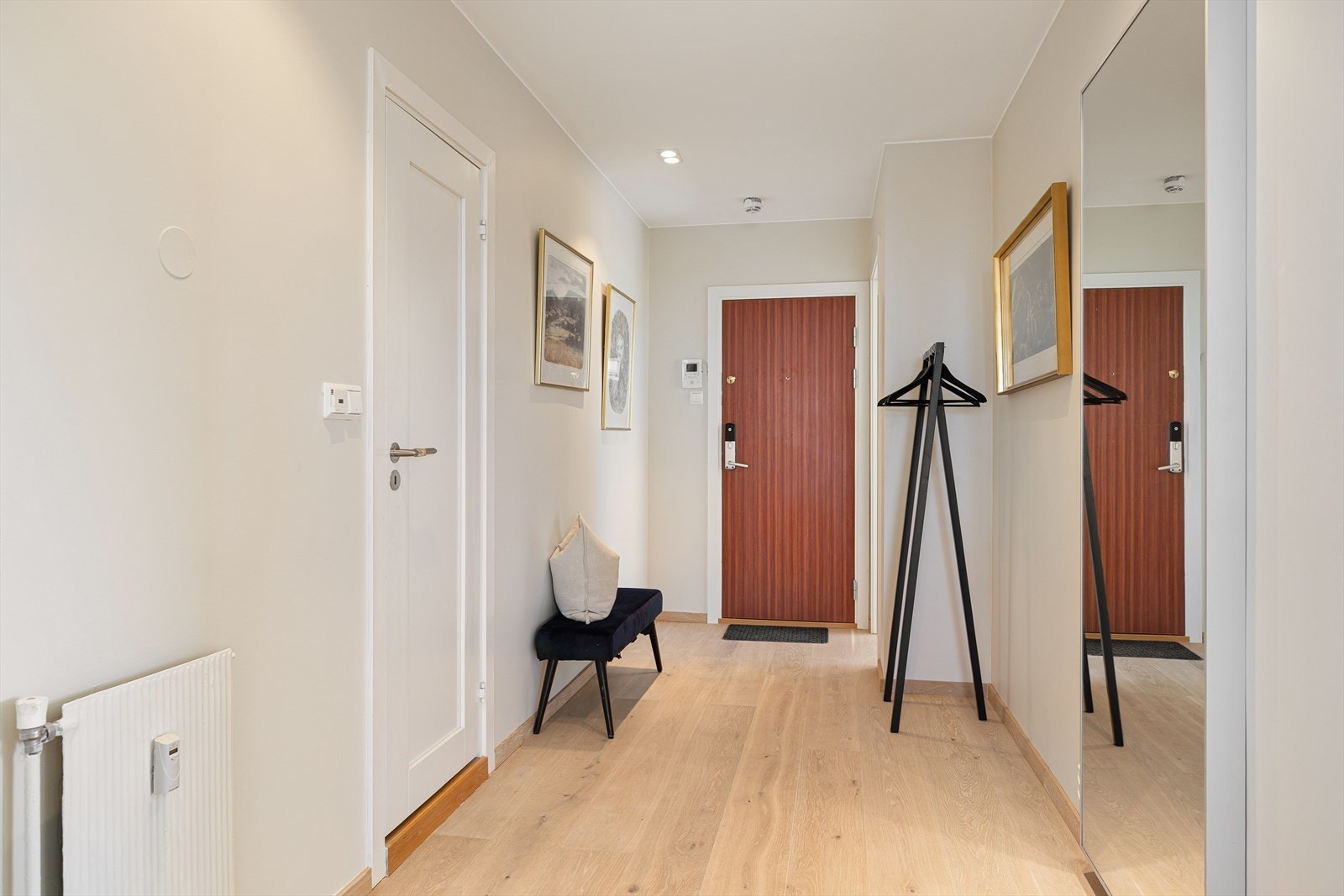 Romslig entrè/gang. Rikelig med garderobe muligheter. Galleribilde