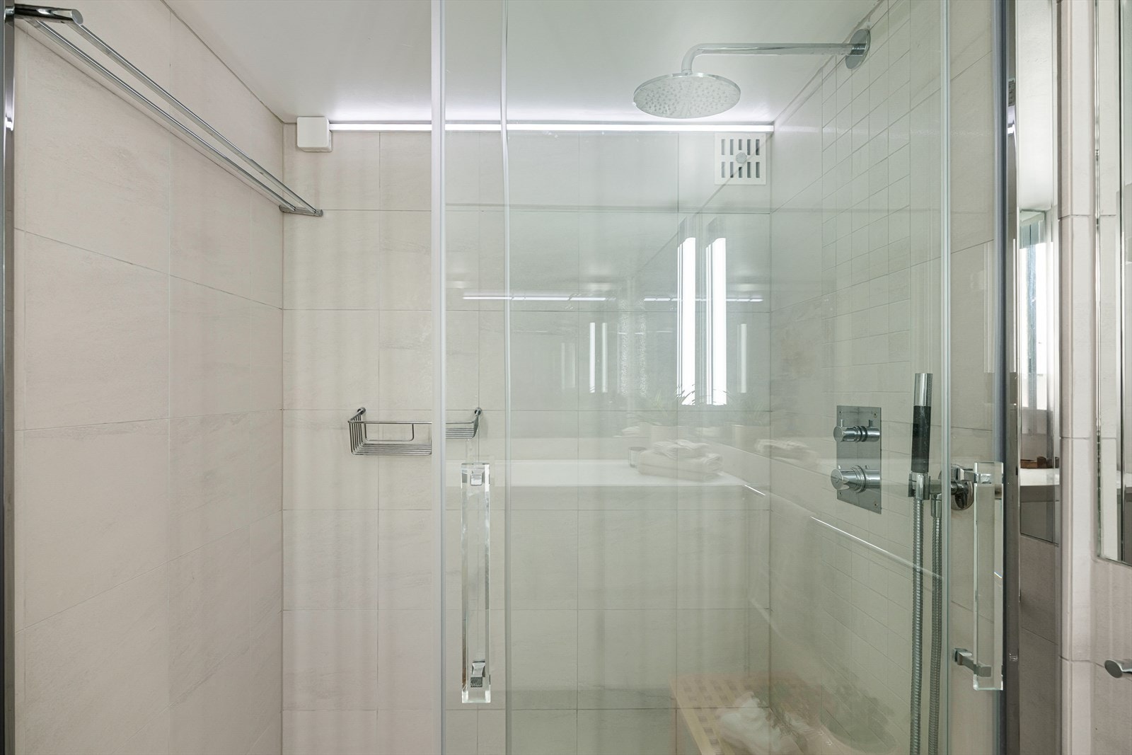 Badet har en stor dusjnisje med påkostet armatur fra velkjente Tapwell. Galleribilde