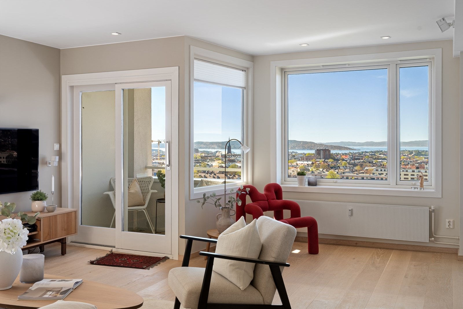Leiligheten har en perfekt åpen stue/kjøkkenløsning. Stuen har god plass til stor sofagruppe og fine soneinndelinger, med mange muligheter for møblering etter eget ønske. Galleribilde