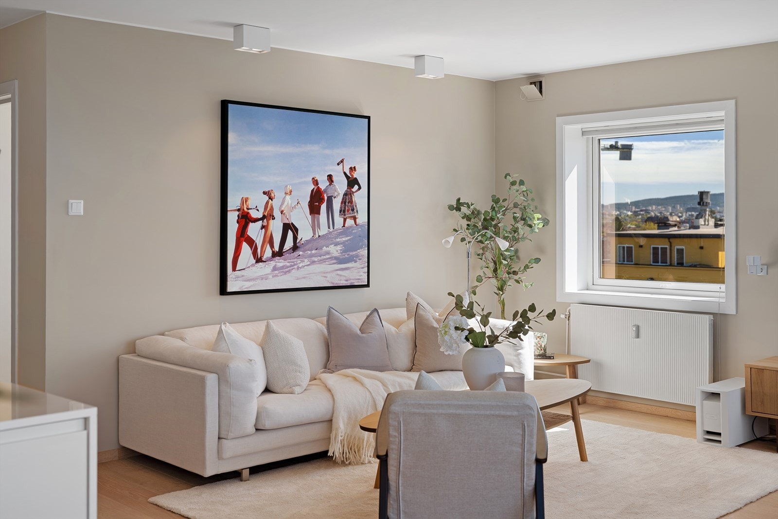 Stuen har god plass til stor sofagruppe og rikelig med lysinnslipp fra to sider, som skaper en lys og luftig atmosfære. Galleribilde