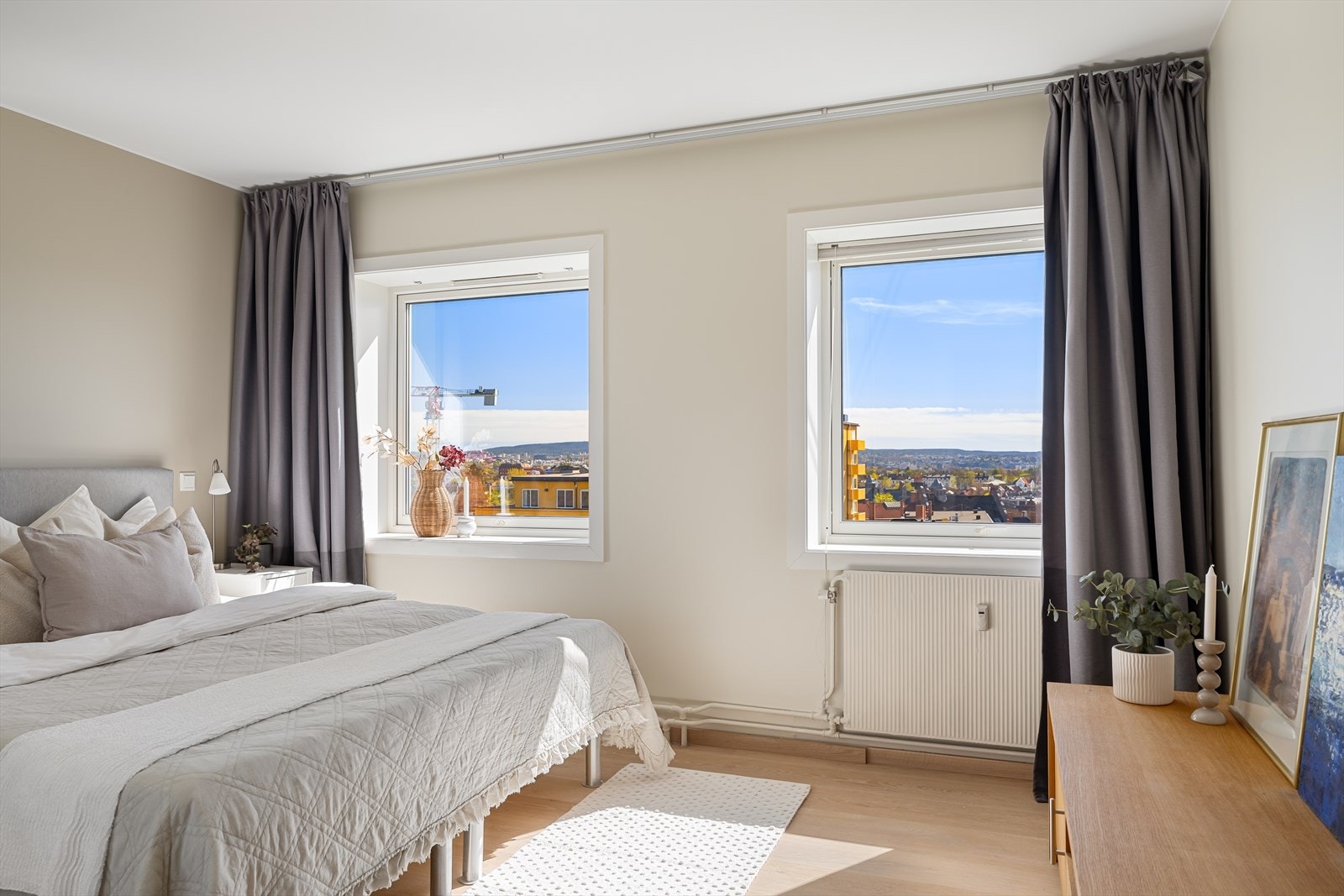 Soverom 1 har god plass til dobbeltseng med tilhørende møblement og stor garderobeløsning. Galleribilde