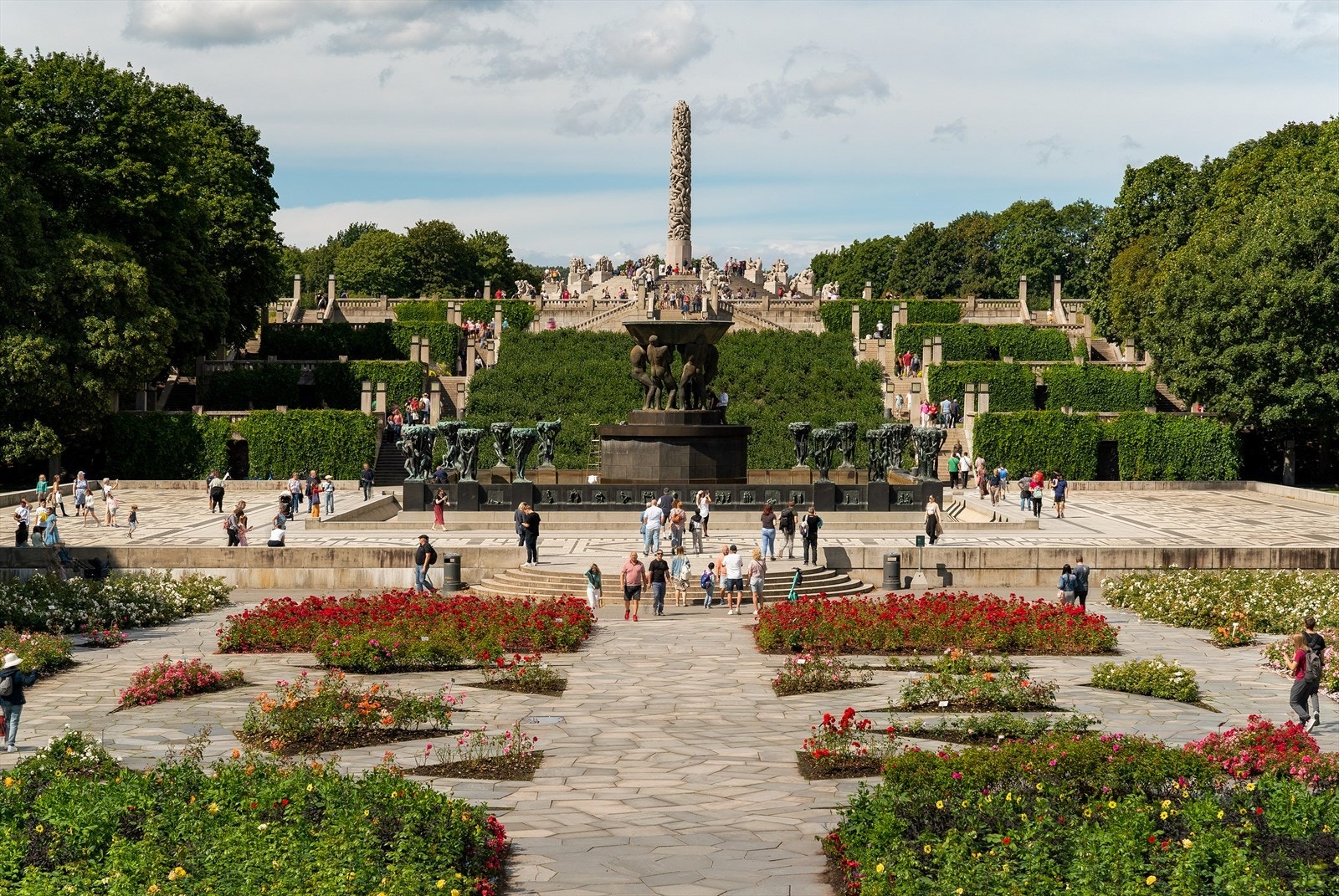 Vakre Frognerparken ligger også i gangavstand, med skulpturanlegget Vigelandsparken, Oslo Bymuseum, populære Frognerbadet og Frogner stadion. Samt en rekke parker og grøntområder, rett uten før døren. Galleribilde