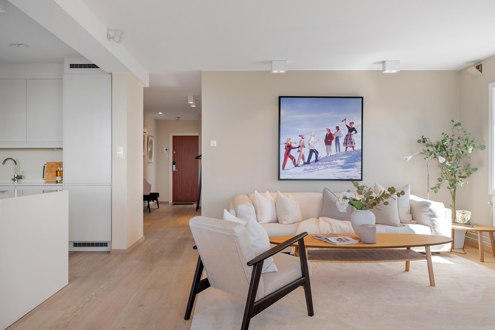 Den åpne løsningen gir et flott oppholdsrom, perfekt for hyggelige og sosiale sammenkomster. Galleribilde