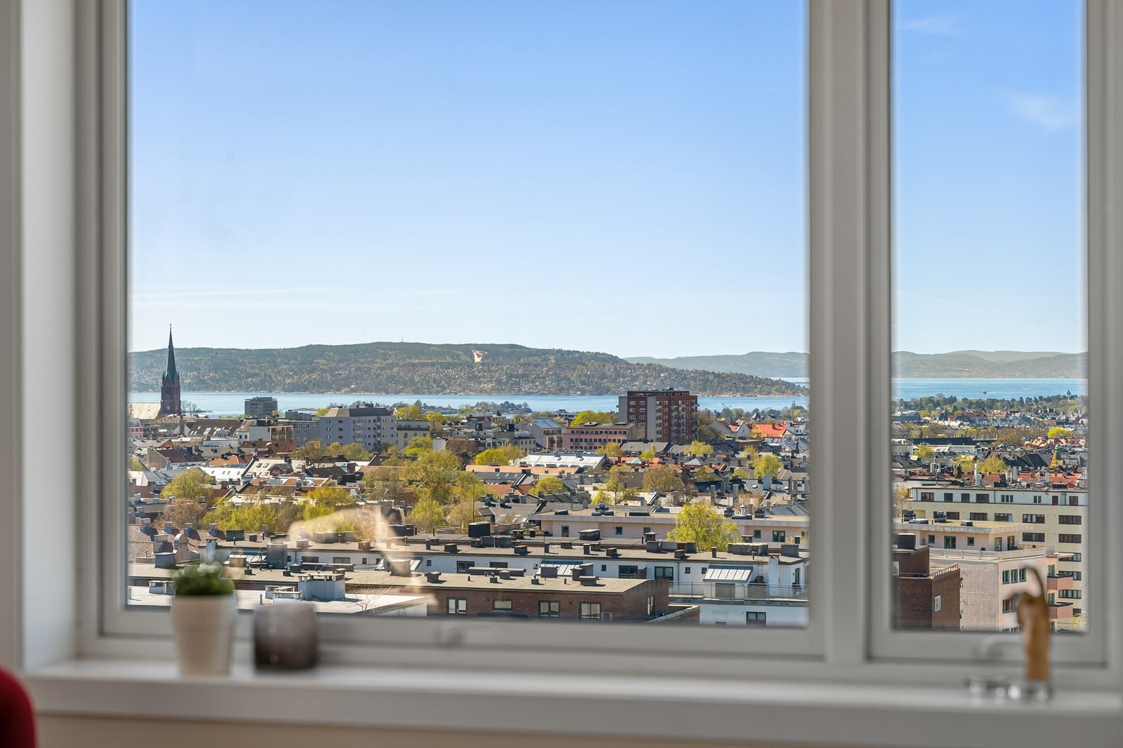 Leiligheten har en helt fantastisk panoramautsikt over Oslo by og fjord. Galleribilde