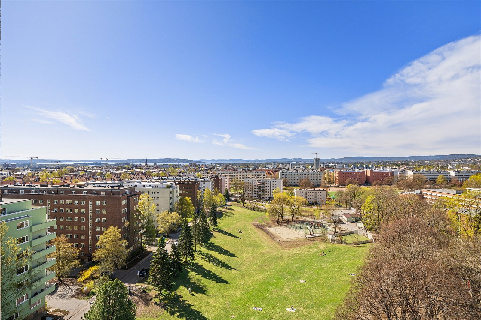 Leiligheten har grønt og frodig utsyn mot Marienlystparken. Galleribilde