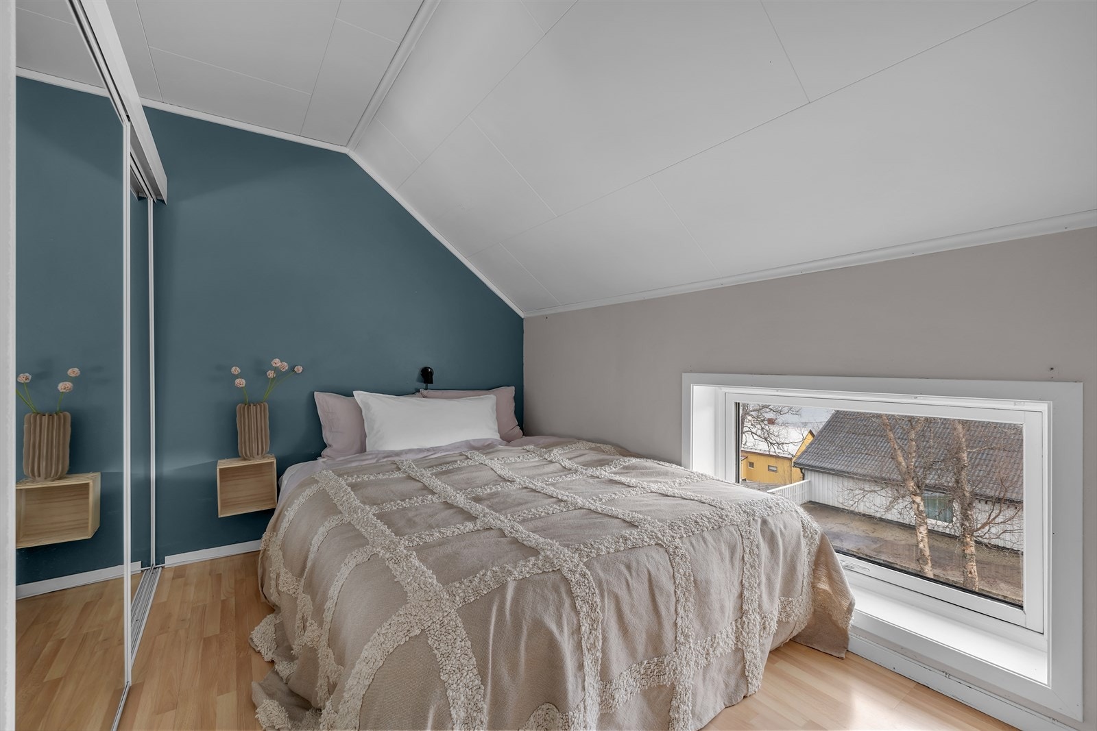 Soverom med praktisk skyvedørsgarderobe Galleribilde