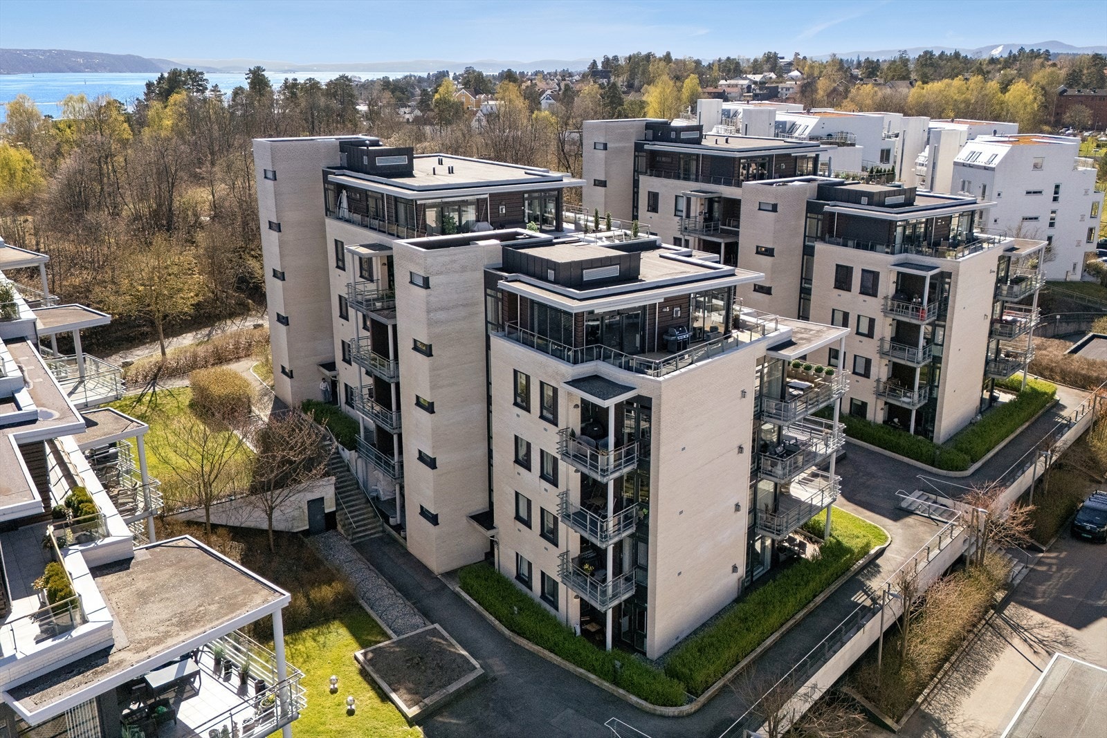 Leiligheten ligger i byggets 4. etasje og har balkonger både mot øst og vest Galleribilde