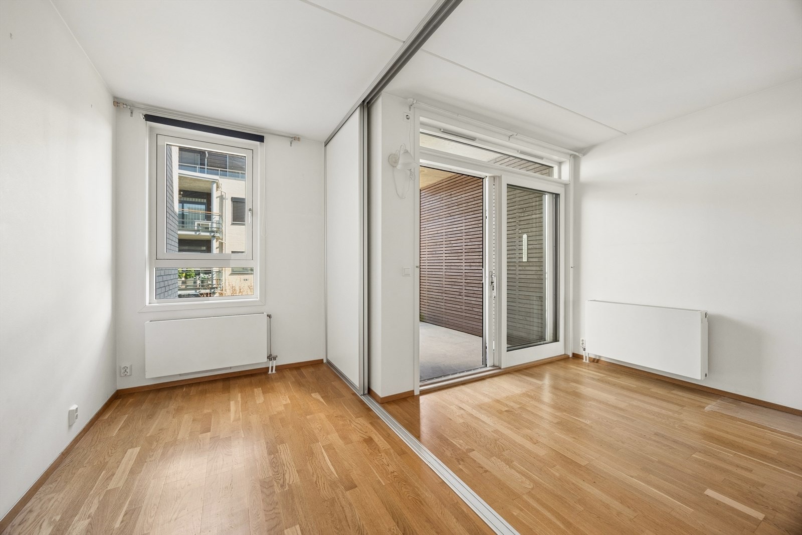 Lyst og romslig soverom med gode lysforhold og plass til garderobeløsning. Skyvedørsgarderobe med speilfronter gir rikelig oppbevaring og bidrar til en romslig følelse. Utgang til balkong gir ekstra luft og lys til rommet. Galleribilde