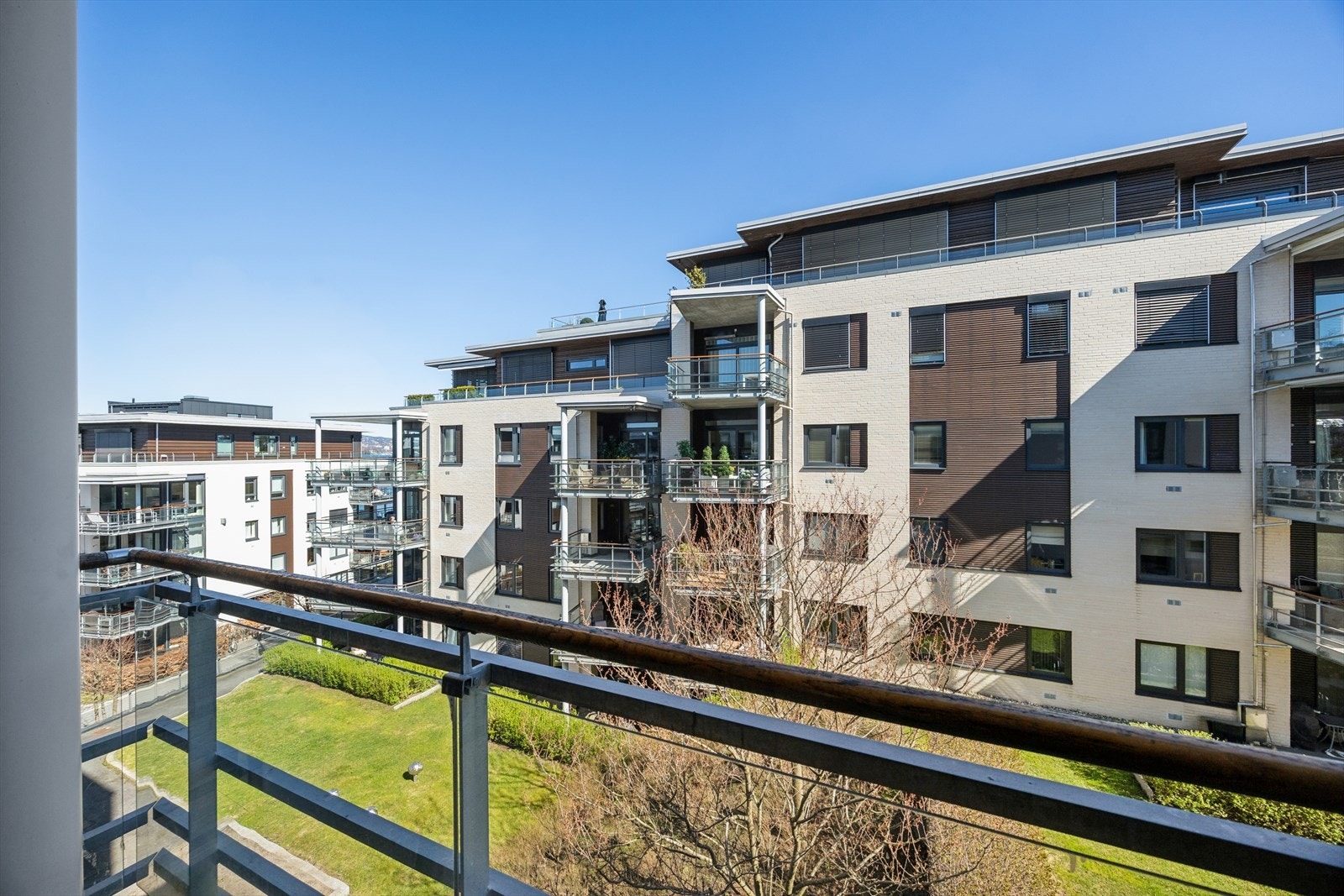 Hyggelig utsyn over velholdt fellesområde og moderne bebyggelse. Rolig og attraktiv beliggenhet som gir en god romfølelse og fine lysforhold. Galleribilde