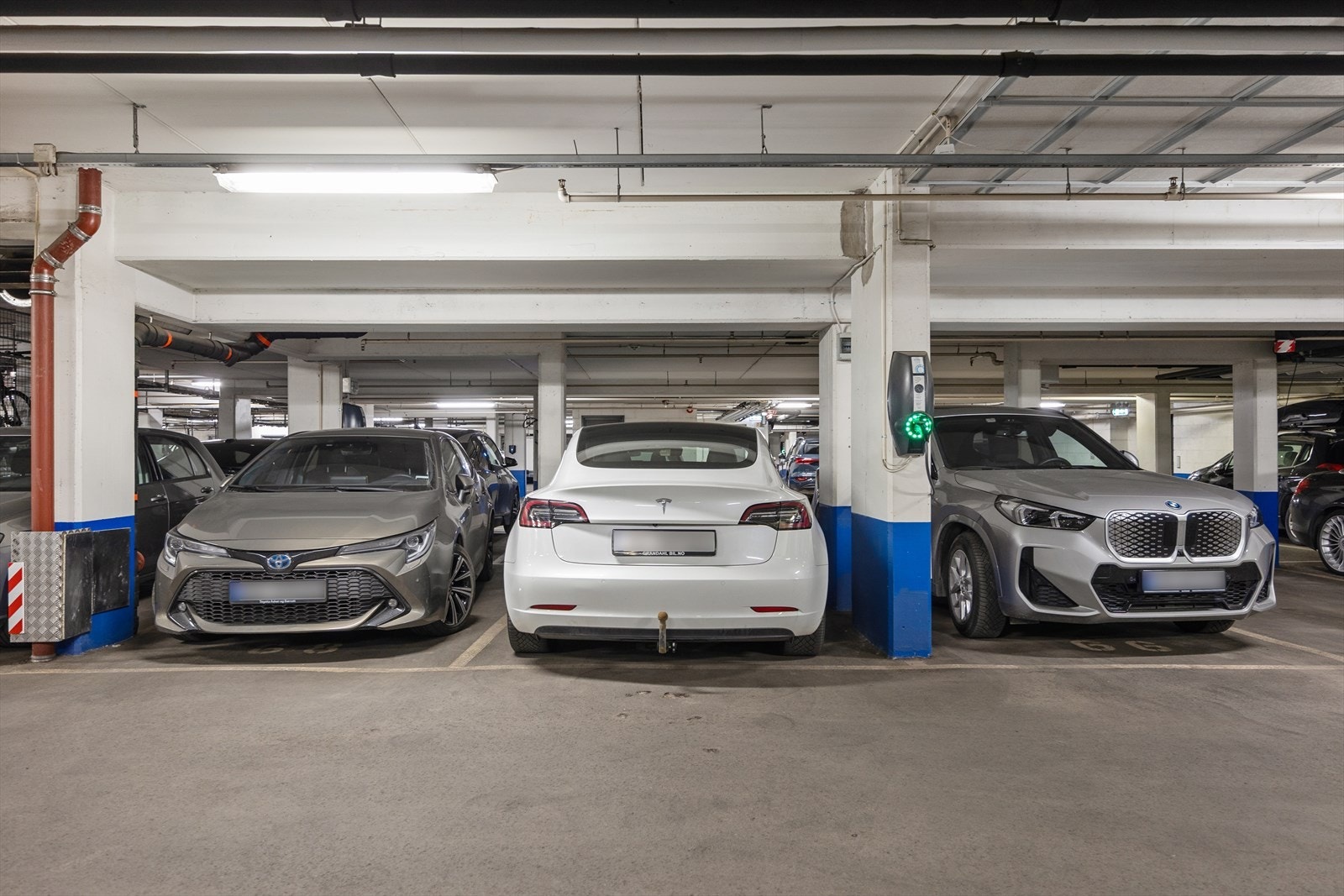 Fast parkeringsplass i lukket garasjeanlegg. Enkel adkomst og gode manøvreringsforhold. Mulighet for elbillading gjør dette til en praktisk og fremtidsrettet løsning. Galleribilde