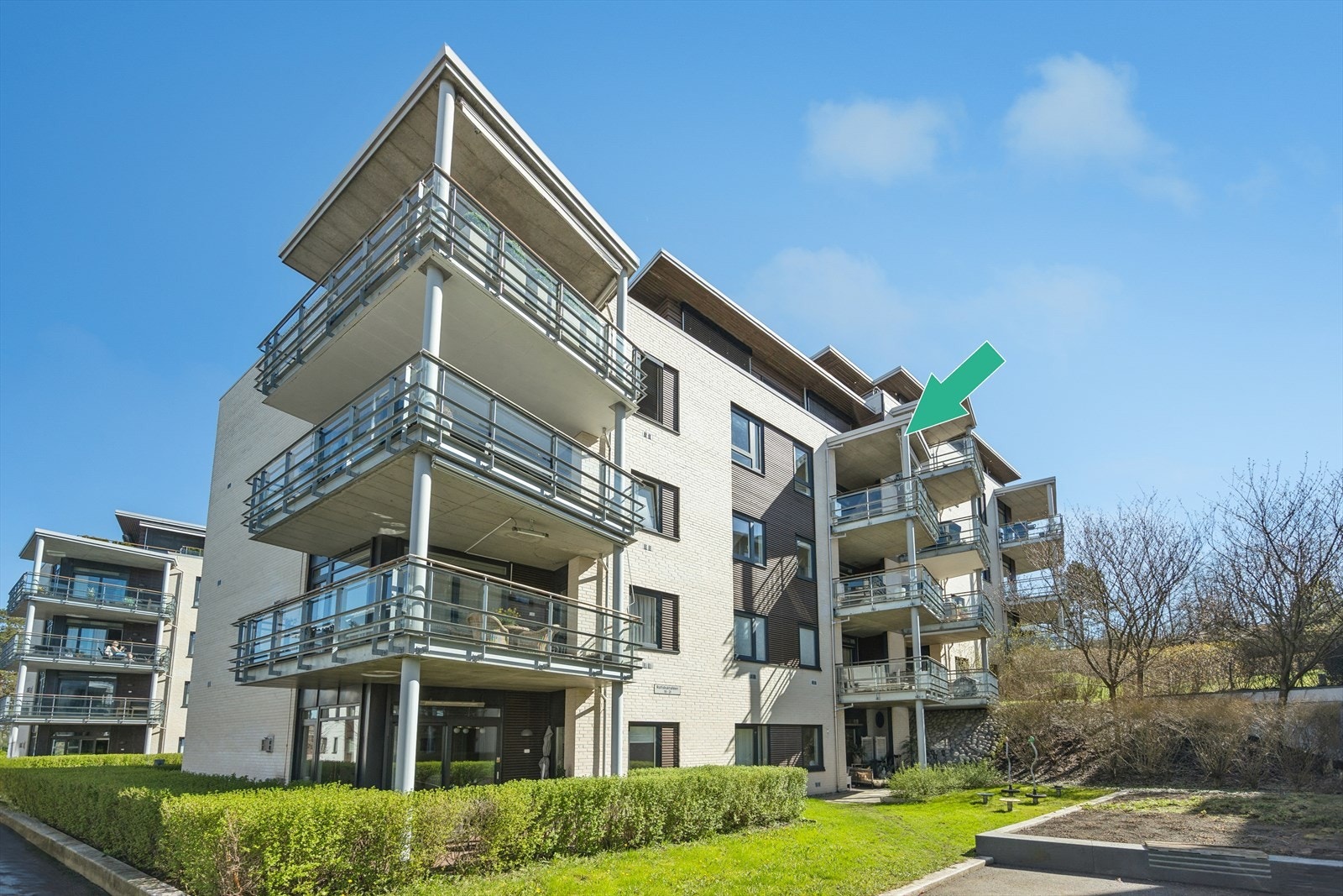 Moderne og velholdt boligbygg med attraktiv arkitektur og gjennomgående balkonger. Eiendommen fremstår som ryddig og innbydende, med grønne fellesarealer og gode solforhold. Galleribilde