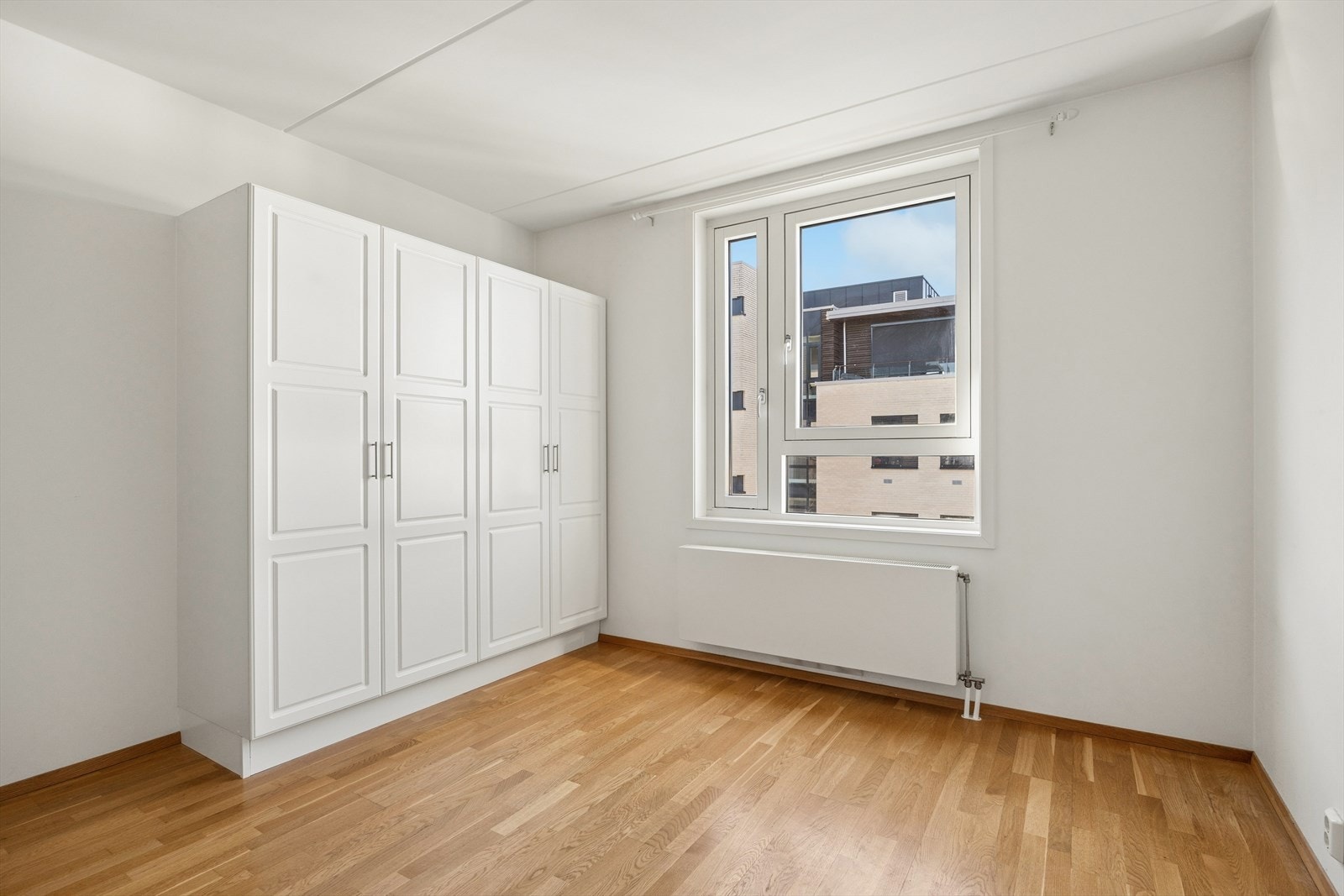 Lyst og romslig soverom med god plass til dobbeltseng og garderobeløsning. Stor, integrert garderobe gir rikelig med oppbevaringsplass. Vinduet sørger for godt lysinnslipp og en behagelig atmosfære. Galleribilde