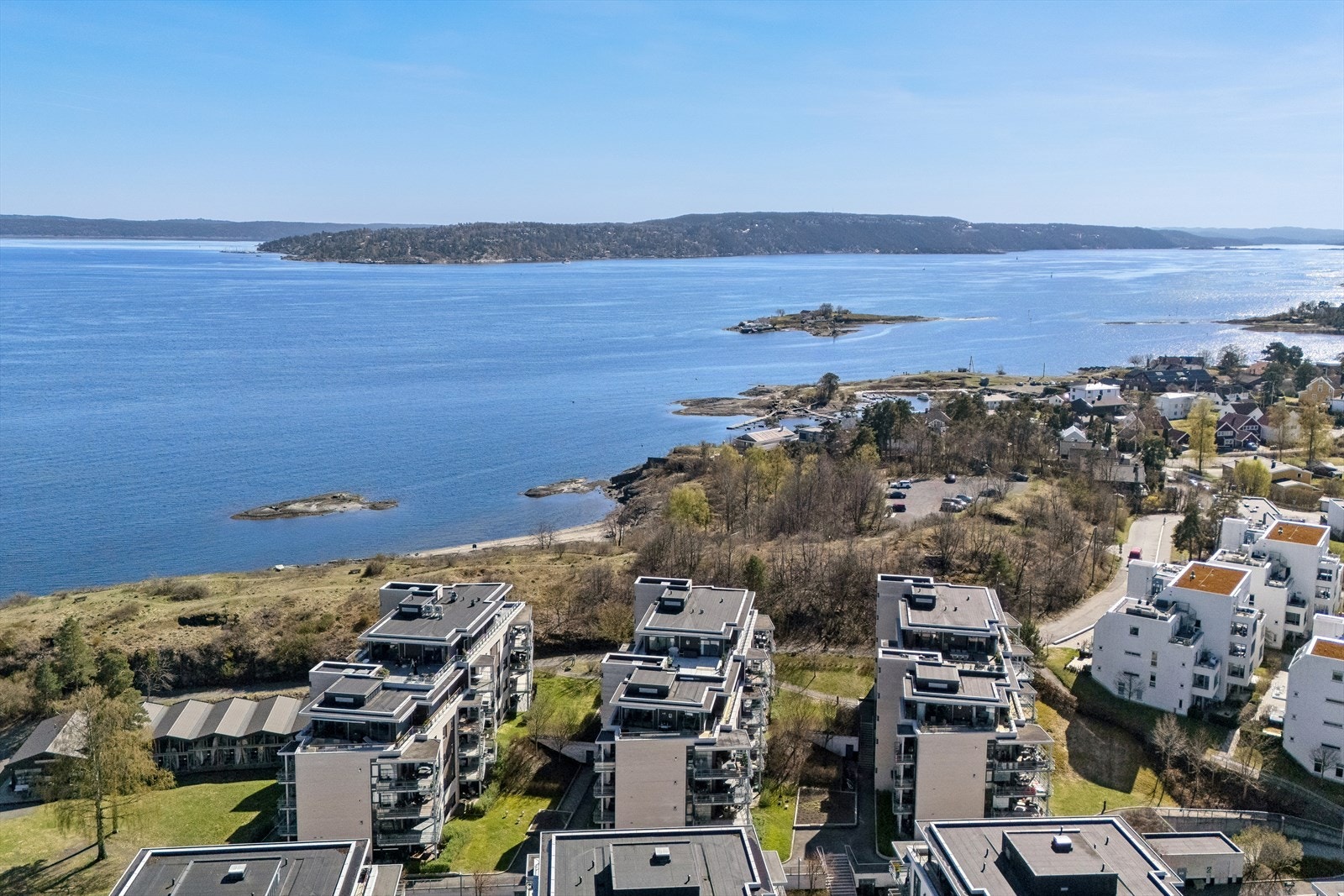 Området byr på alt man kan ønske seg, stranden ligger kun et steinkast unna, og flotte rekreasjonsområder finnes bare få skritt fra inngangsdøren Galleribilde