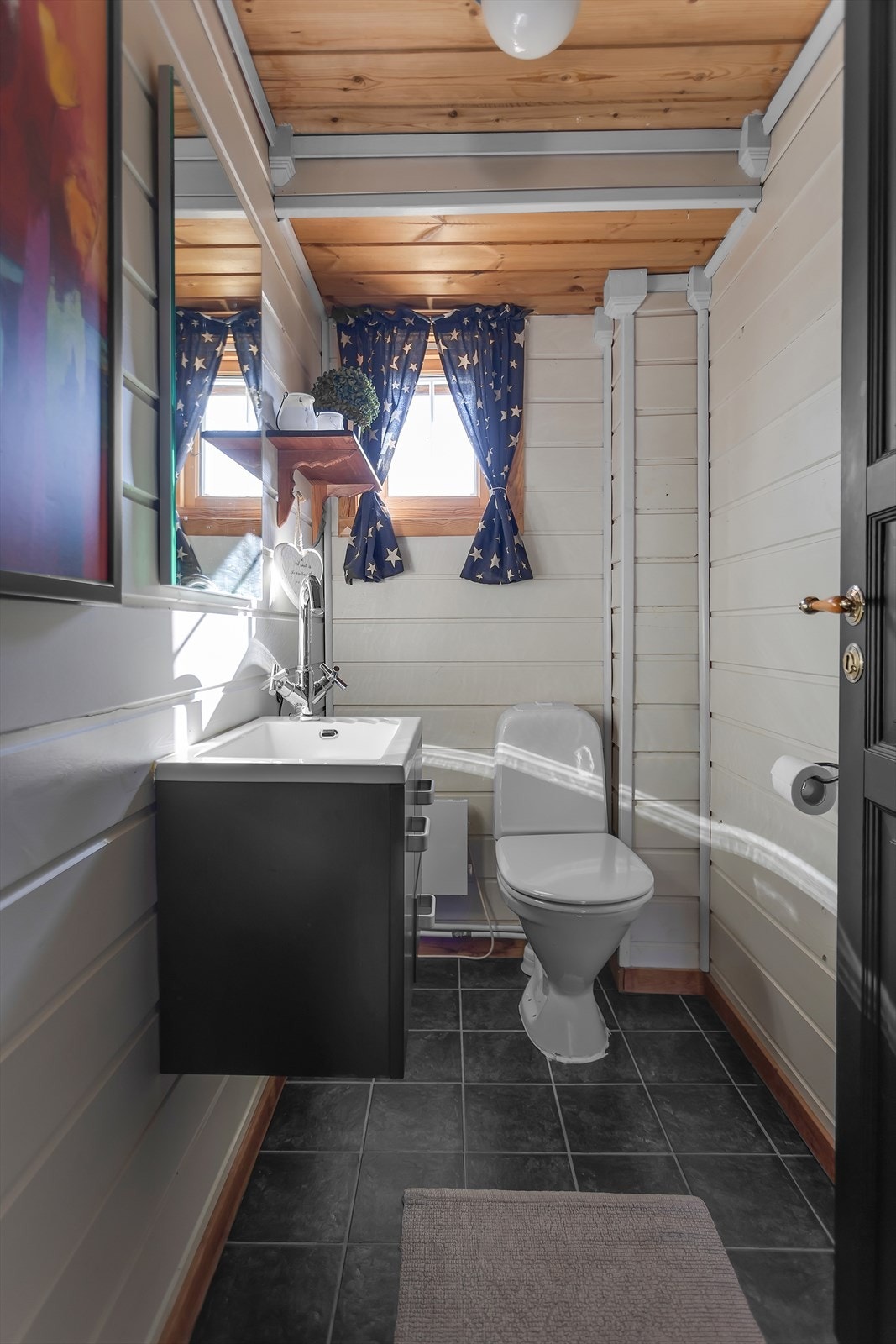 I tillegg til badet har hytta et separat toalettrom med gulvstående toalett og servant. Galleribilde