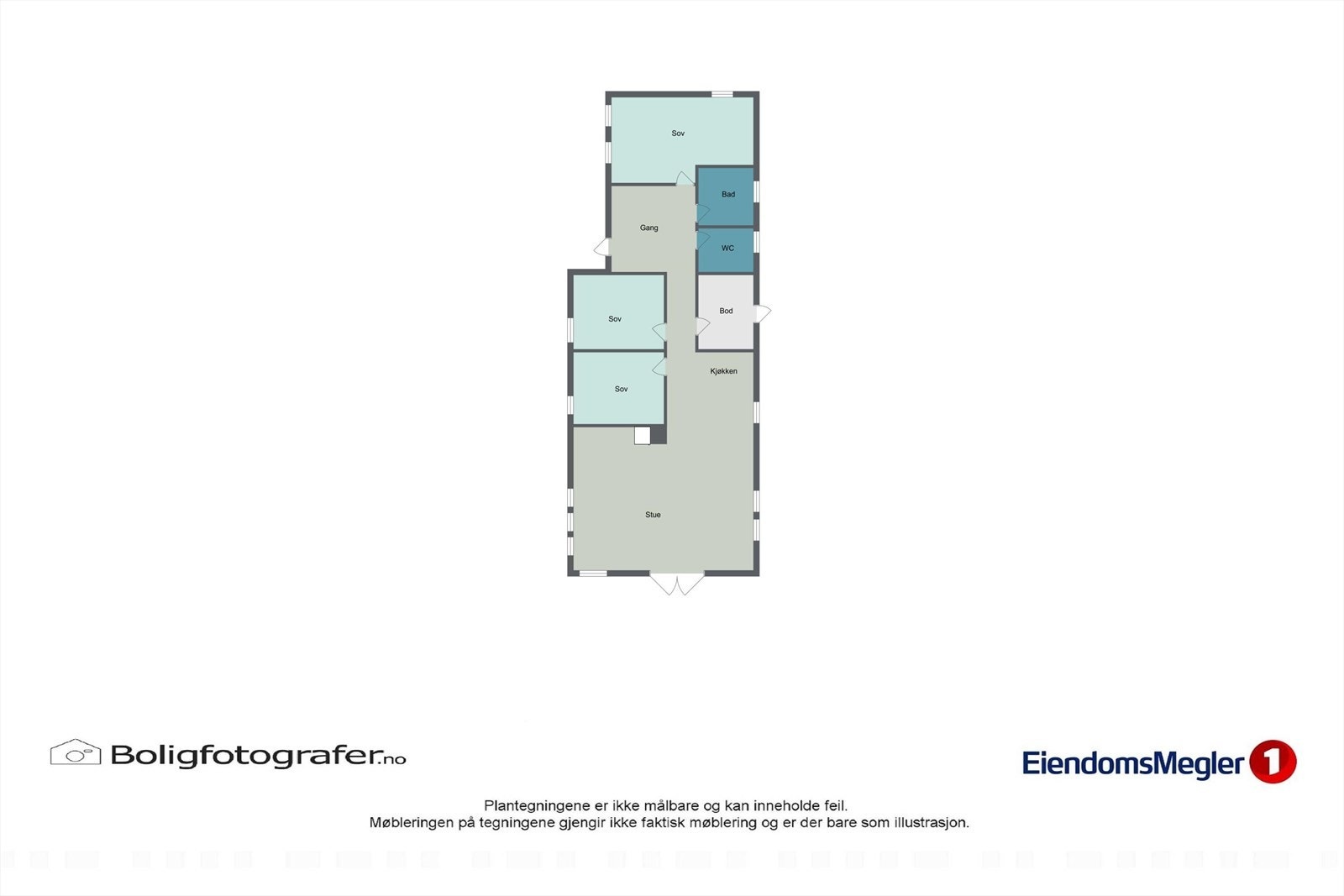 Hytta har en praktisk planløsning med alt på ett plan, pluss en innredet hems. Hovedetasjen rommer tre soverom, bad, toalettrom og en åpen stue- og kjøkkenløsning. Galleribilde