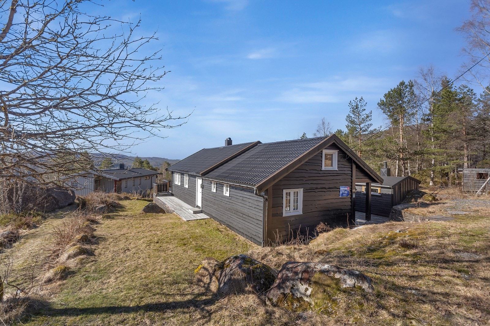 Tomten består av en blanding av naturtomt og opparbeidet plen. Galleribilde