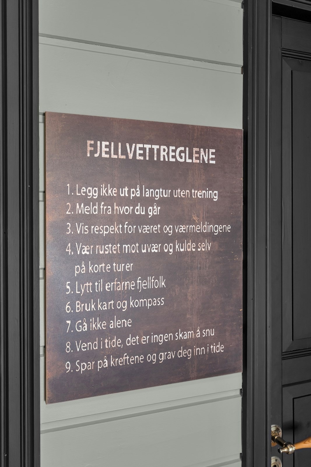 Fjellvettreglene - en passende detalj for en hytte med fjellet som nærmeste nabo. Galleribilde