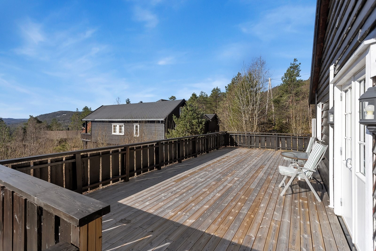 Den store terrassen gir rikelig med plass for flere sittegrupper og utendørs aktiviteter. Galleribilde