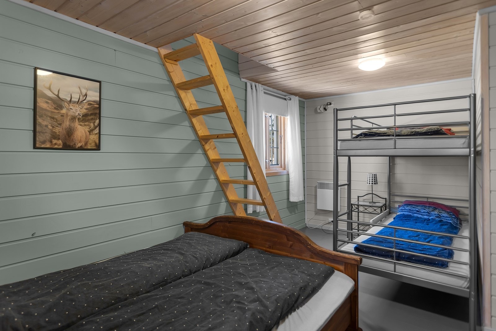 Det tredje soverommet har også fleksible soveløsninger og trapp opp til hemsen. Galleribilde