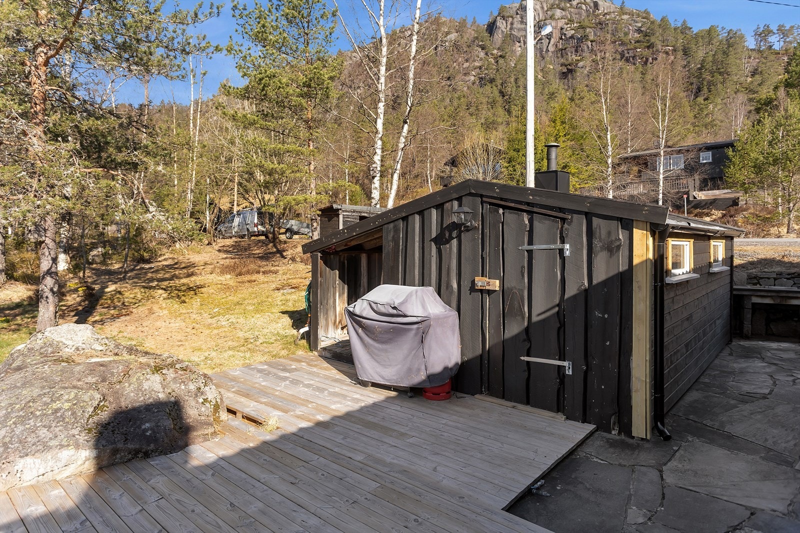 Den frittstående utestuen har en åpen vedbod i tilknytning. Galleribilde