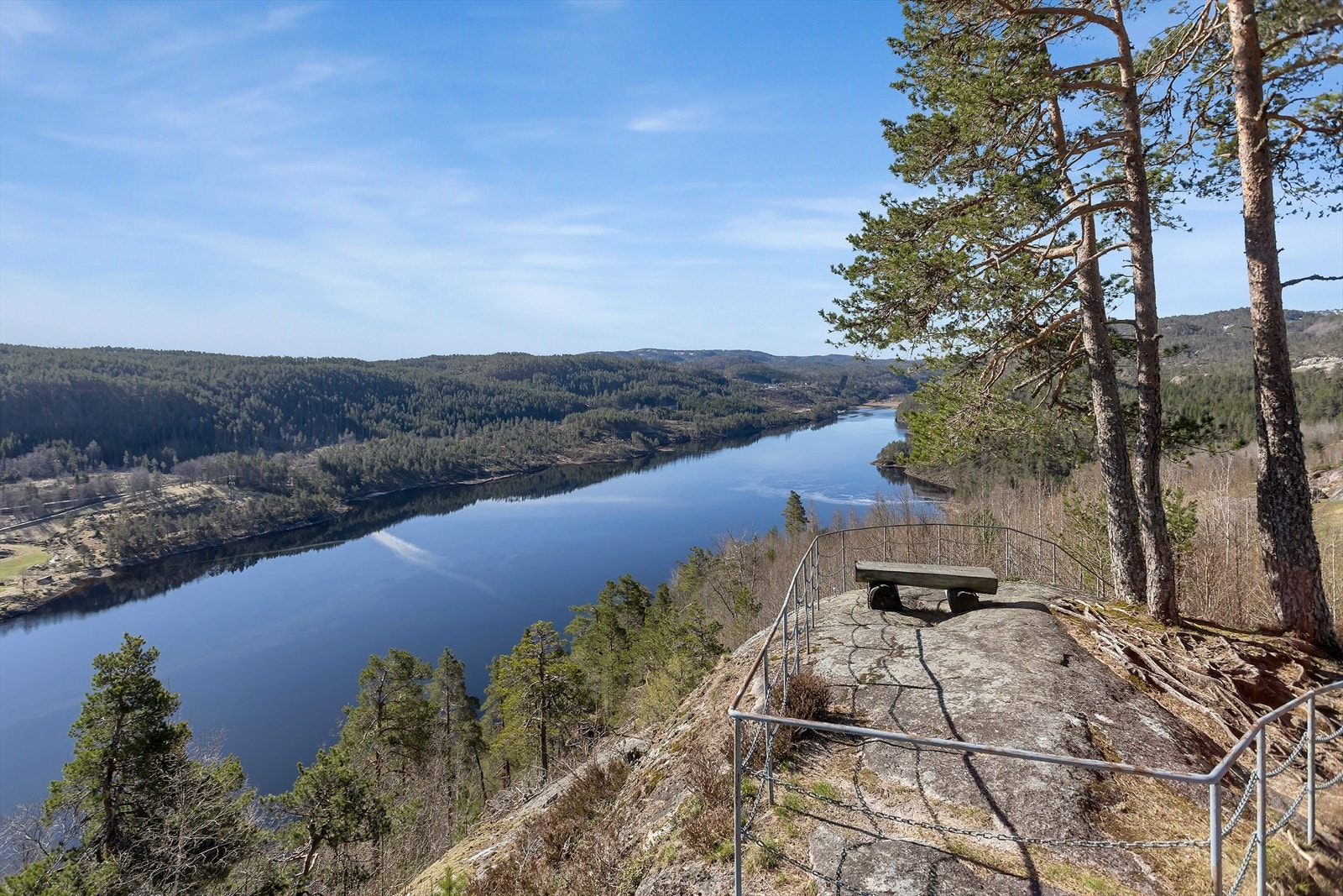 Området byr på flotte turmuligheter hele året, med et nettverk av stier og nærhet til fiskevann og badeplasser. Galleribilde