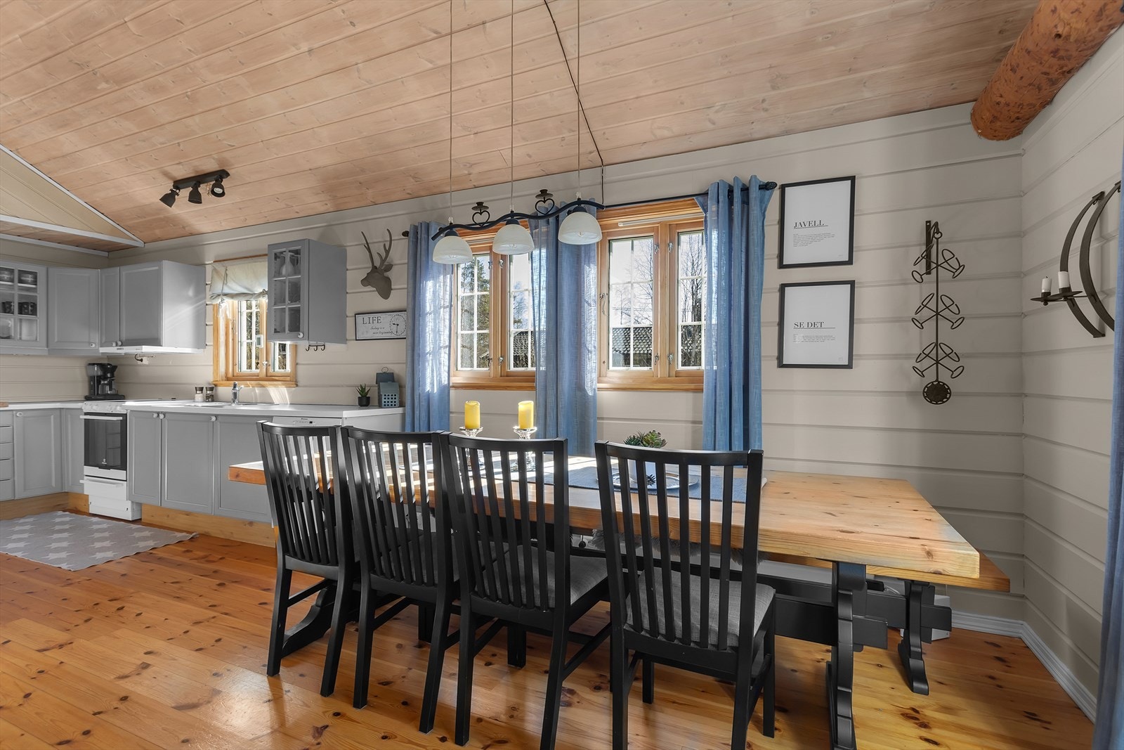 Spisestuen har plass til langbord for hyggelige måltider med familie og venner. Galleribilde