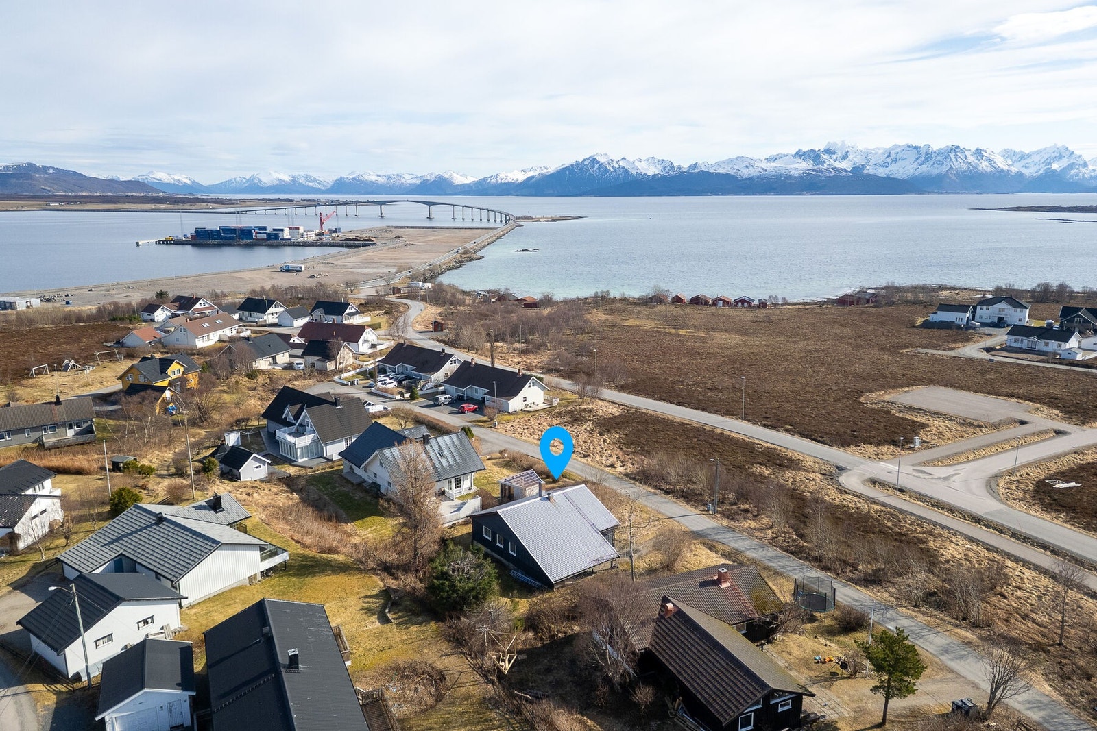 Eiendommen har en attraktiv beliggenhet på Børøya med både fjell- og havutsikt. Galleribilde