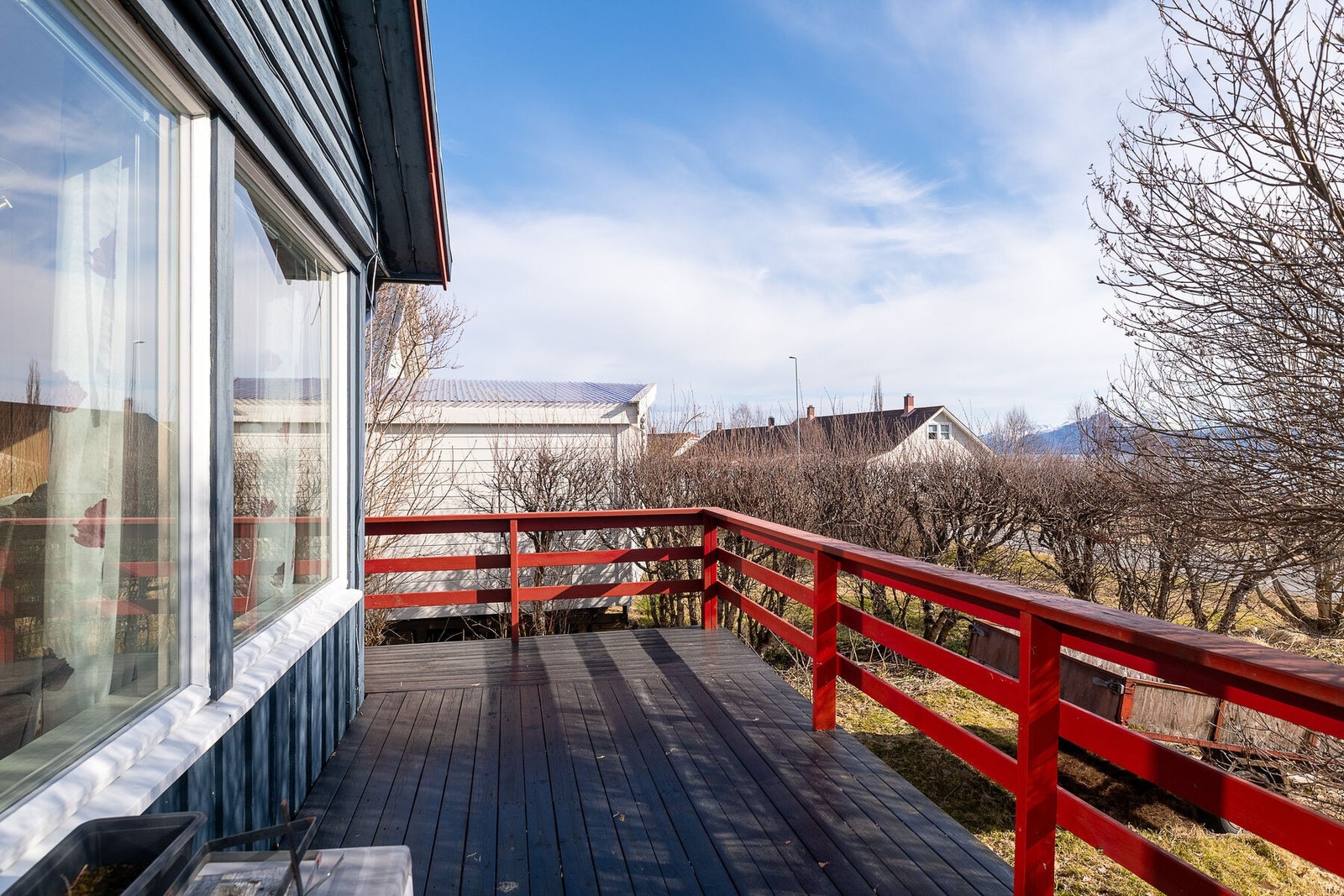 Sørøstvendt terrasse med gode solforhold og plass til både sittegruppe og grill. Galleribilde