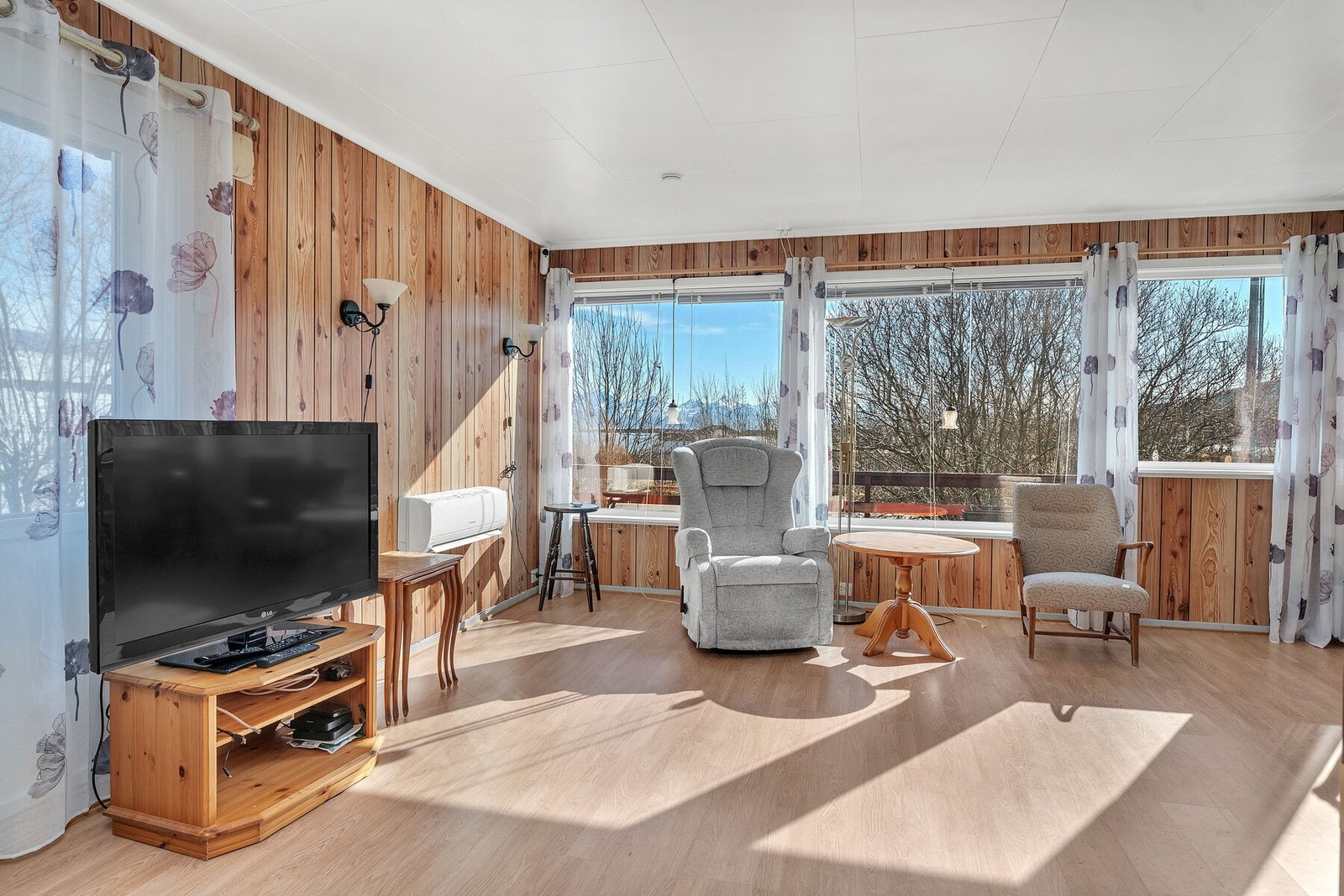 Stuen har store vinduer i ulike himmelretninger, som slipper inn rikelig med naturlig lys. Galleribilde