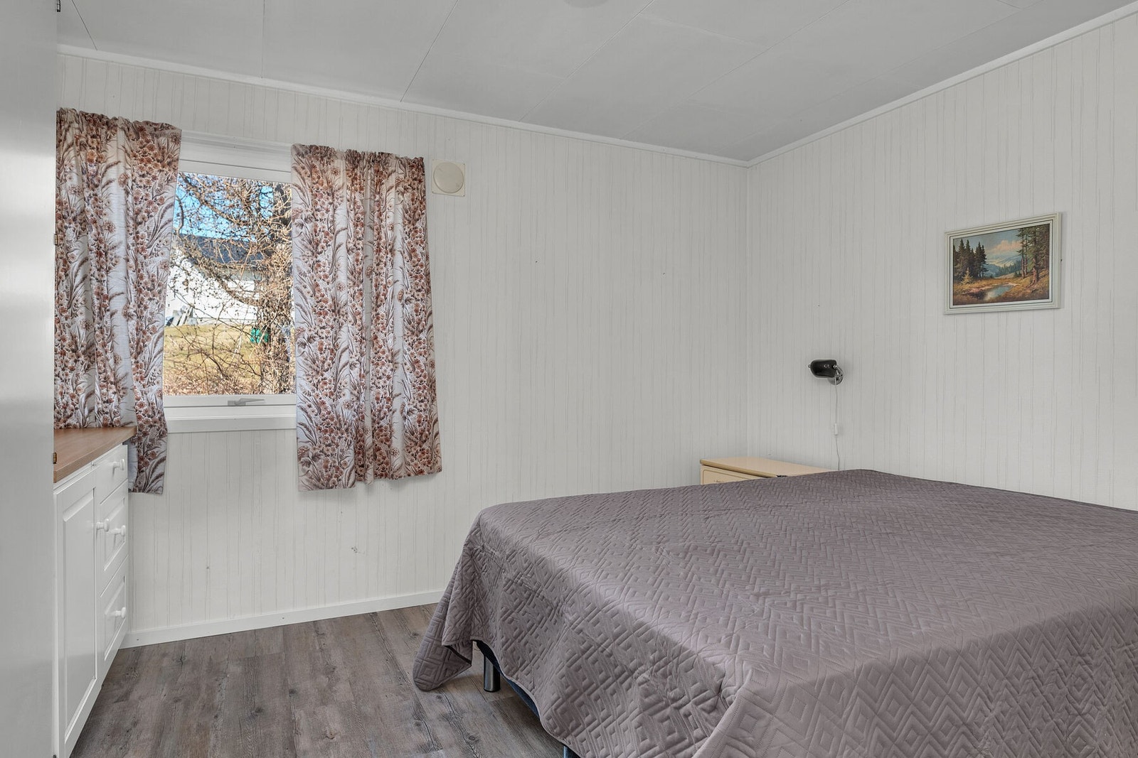Boligen har 3 soverom. Hovedsoverommet har god plass til ønsket størrelse på seng. Galleribilde