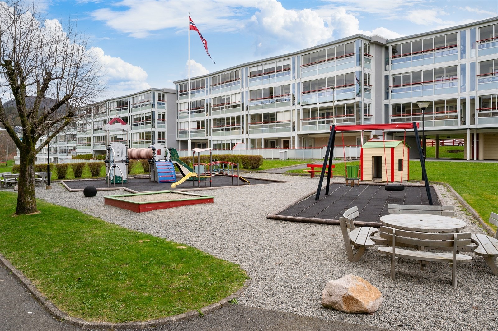 - Nydelige turmuligheter i nærområdet og Kanadaskogen, rundt Storavatnet og opp mot både Damsgårdsfjellet og Løvstakken - Galleribilde