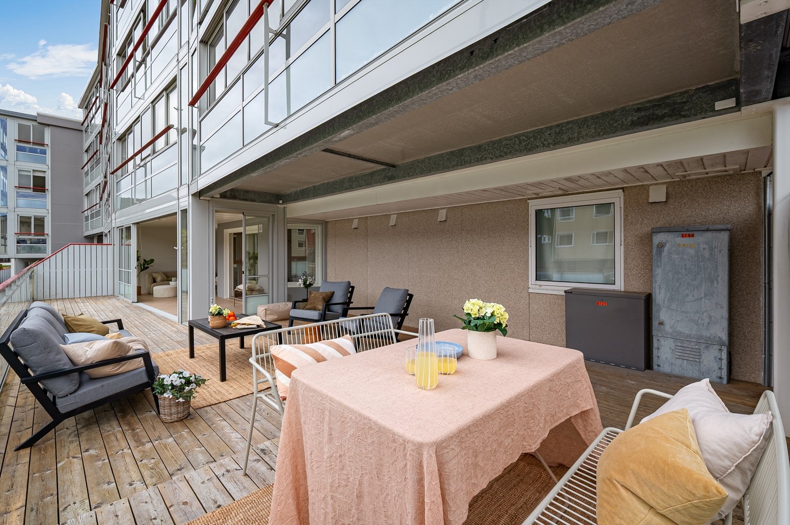 - Videre fra den innglassede altanen er det adkomst til en herlig terrasse som måler hele 54m² - Galleribilde