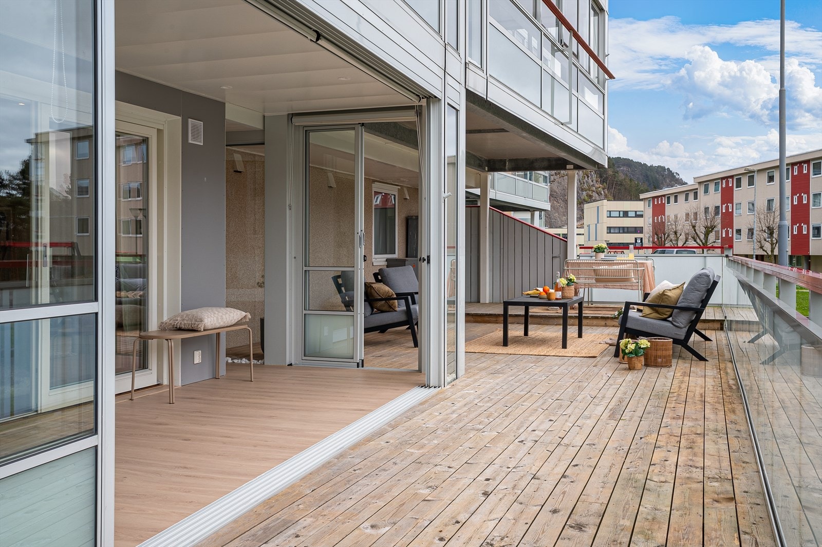 - Fra stuen er det direkte adkomst til en 18m² innglasset altan. Altanen har varmefolie som bidrar til jevn oppvarming - Galleribilde