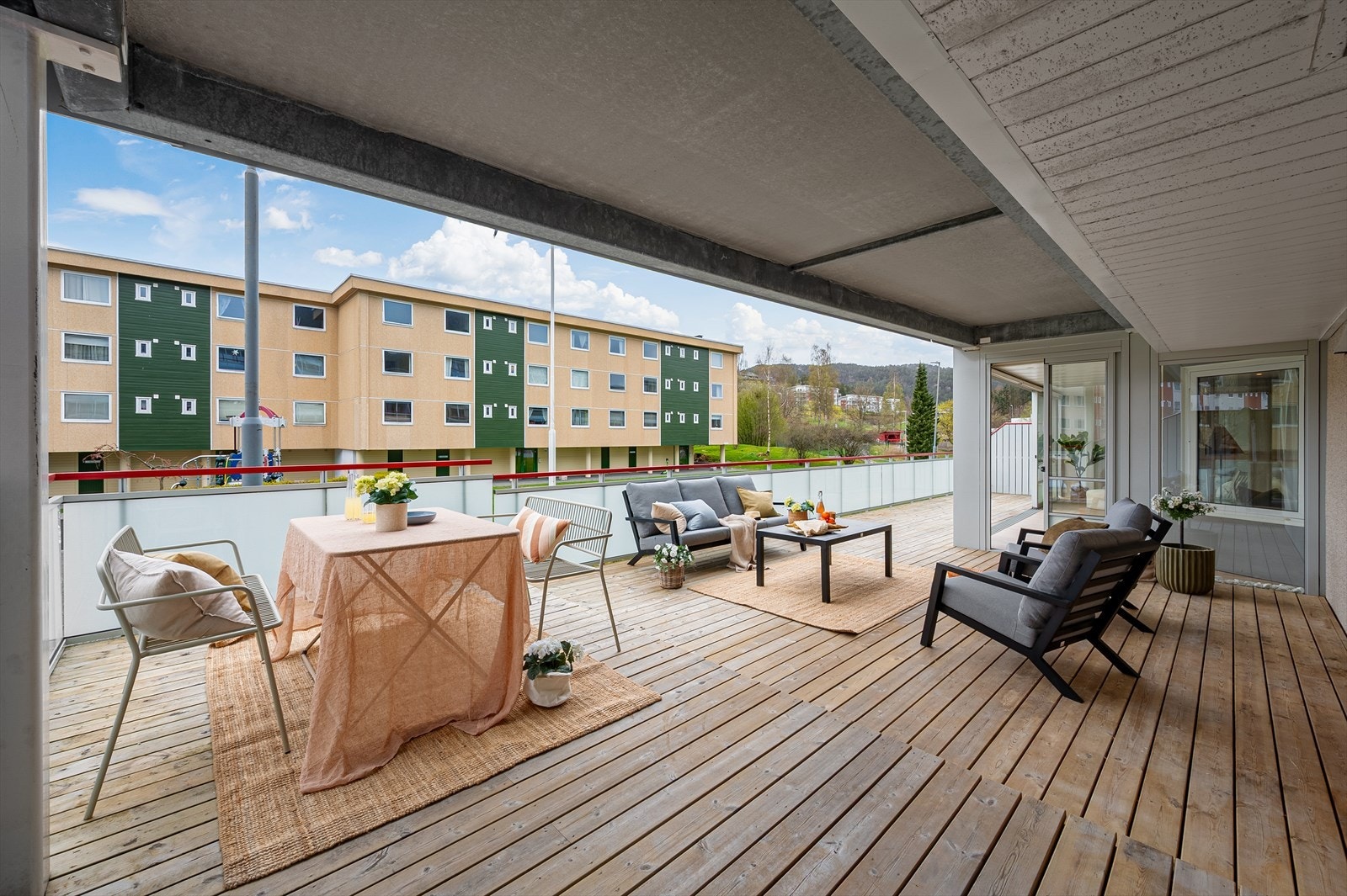 - På terrassen er det godt med plass til ønsket utemøblement i flere ulike soner - Galleribilde