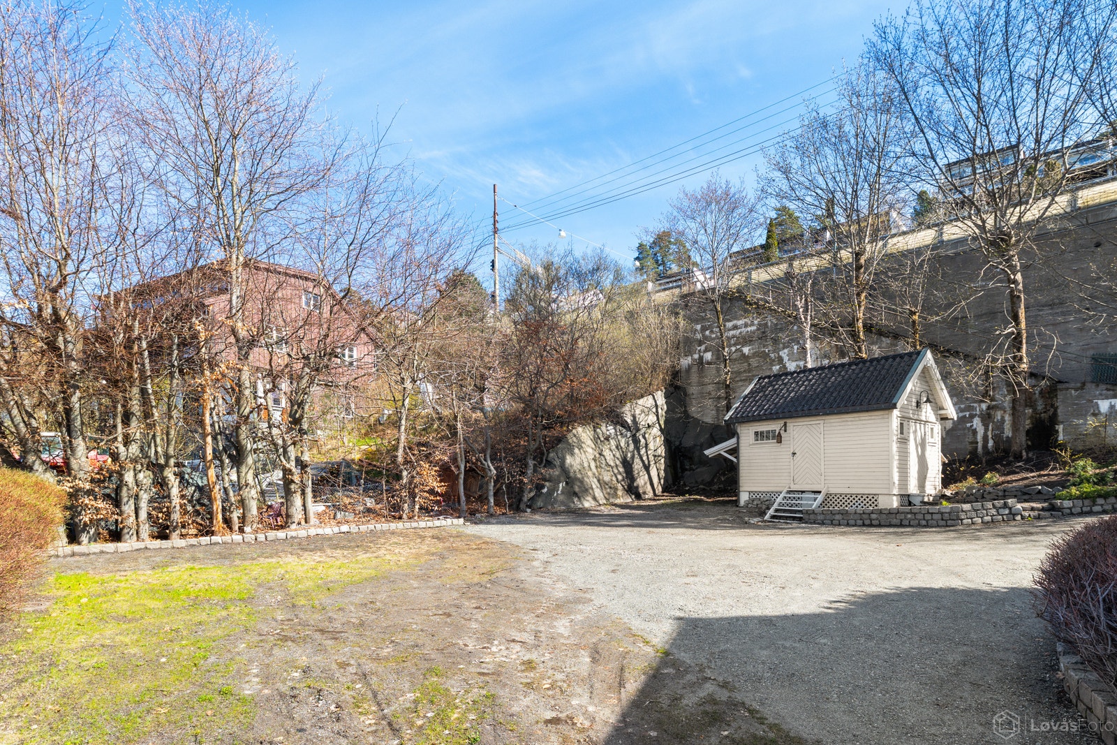 Uthus på 13 kvm. God biloppstillingsplass. Galleribilde