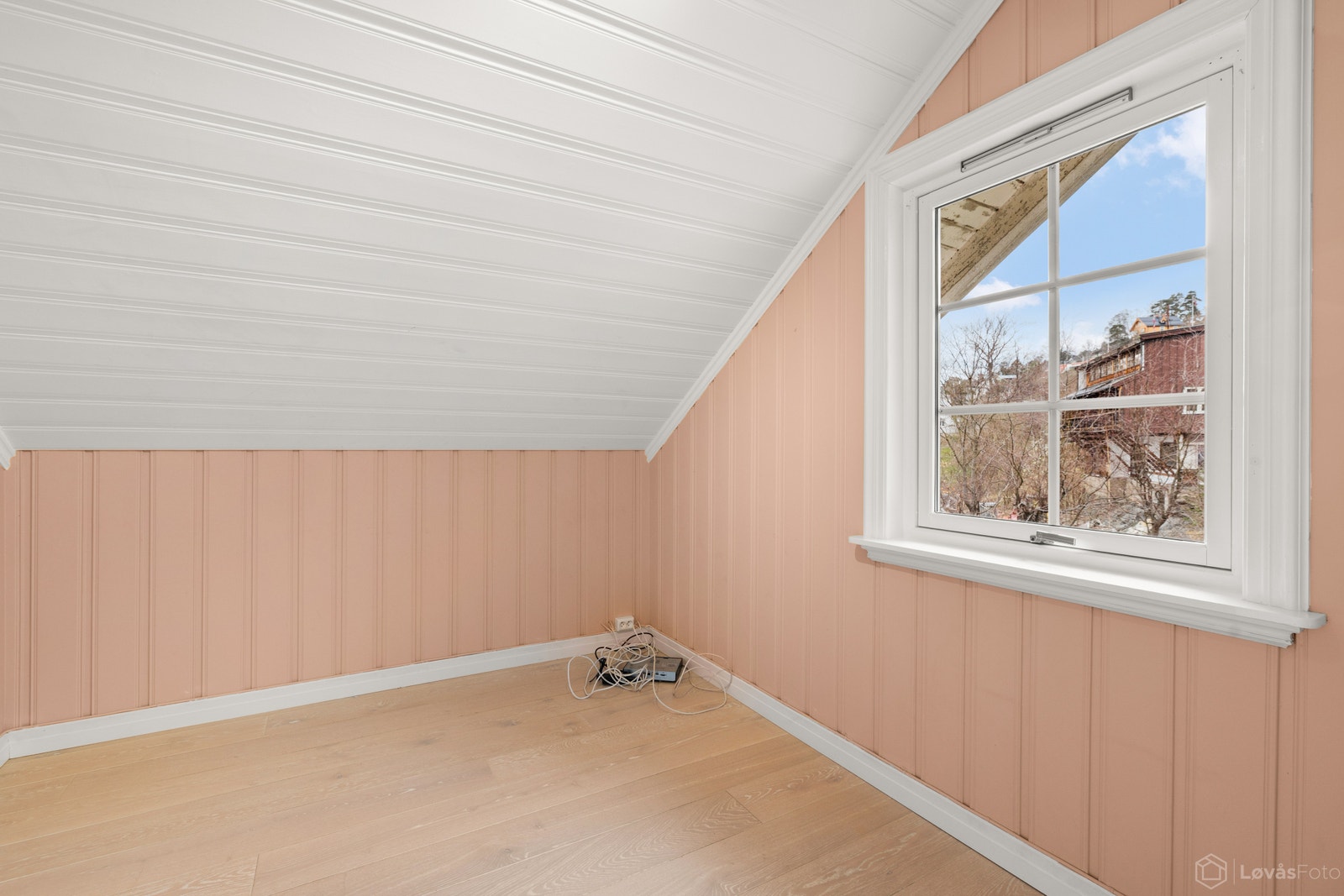 Soverommet i andre etasje har skråtak og godt med dagslys. Galleribilde