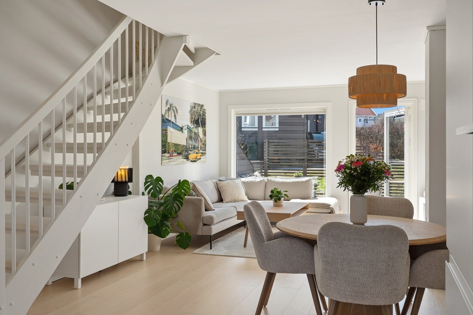 Den åpne planløsningen i første etasje gir god plass til både sofagruppe og en hyggelig spiseplass i tilknytning til kjøkkenet. Galleribilde