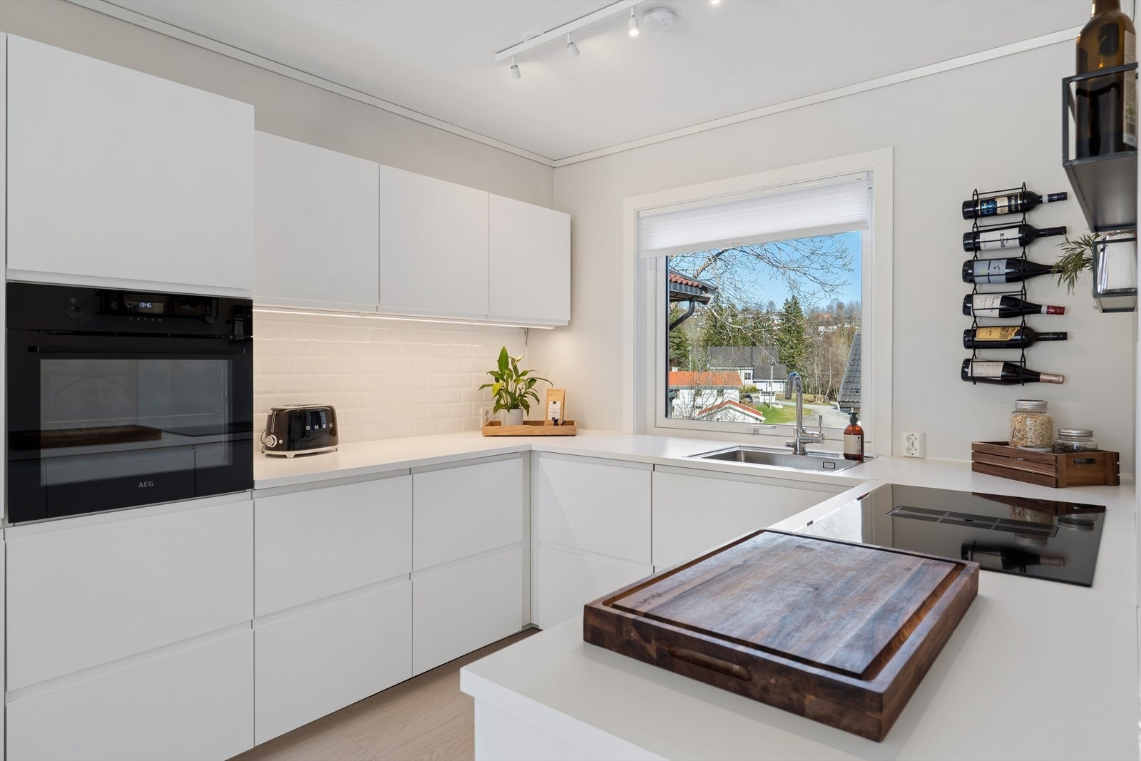 I forbindelse med kjøkkenoppgraderingen i 2023 ble det også lagt nye sikringer, kabler og stikkontakter for en trygg og moderne installasjon. Galleribilde