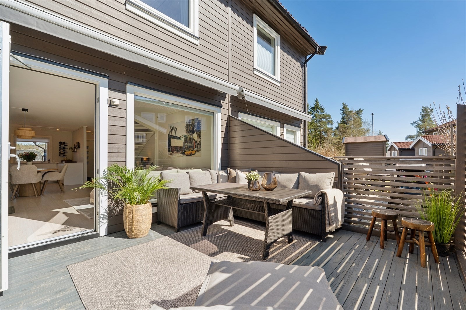 Velkommen til Dalenveien 29B! Fra stuen er det direkte utgang til en romslig terrasse på ca. 14 m² med elektrisk markise. Galleribilde