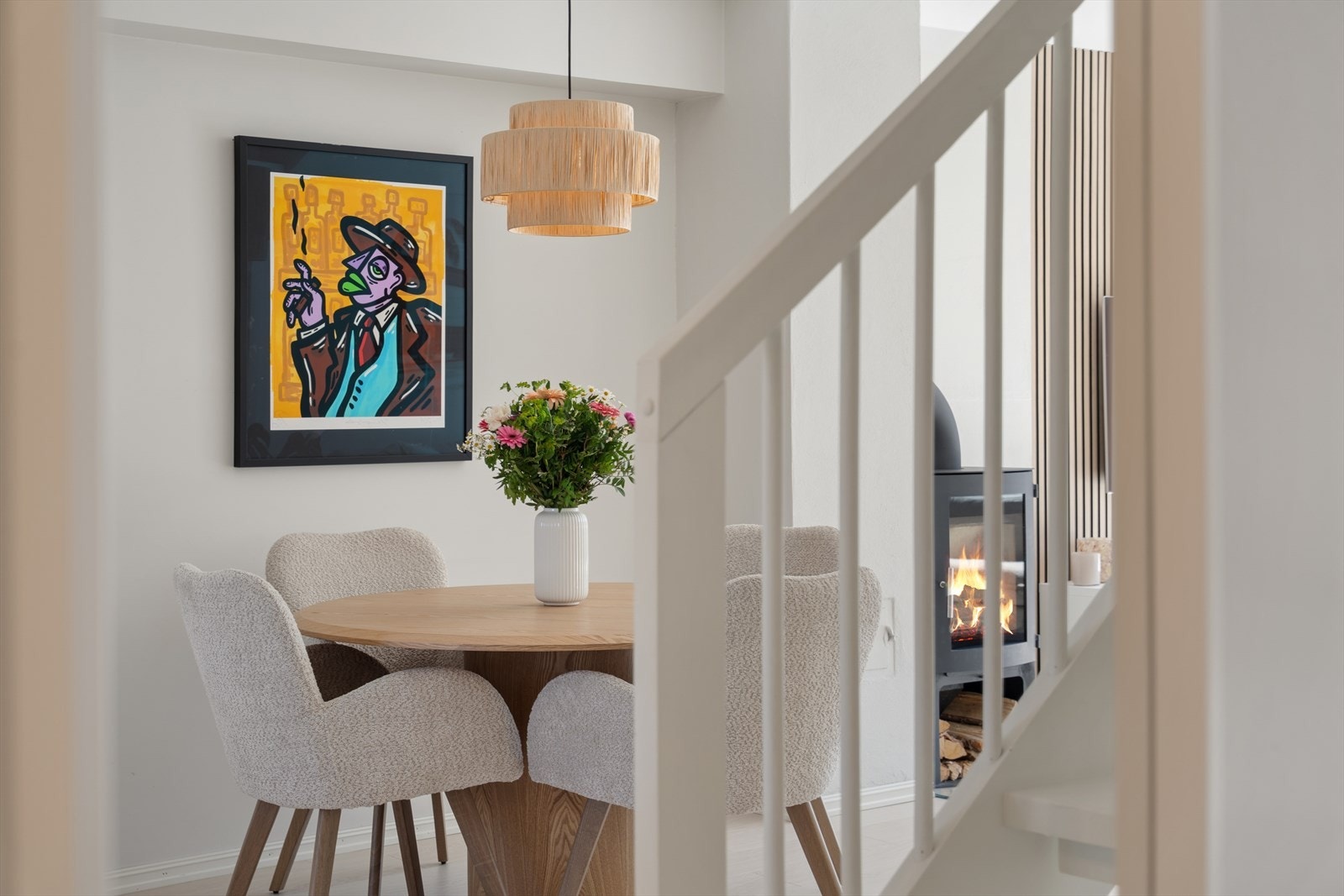 Spisestuen er plassert mellom kjøkkenet og stuen, og blir et naturlig midtpunkt for måltider og sosialt samvær. Galleribilde