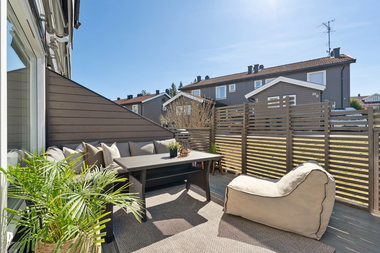 Terrassen er en skjermet og privat uteplass med god plass til en hyggelig sittegruppe. Galleribilde