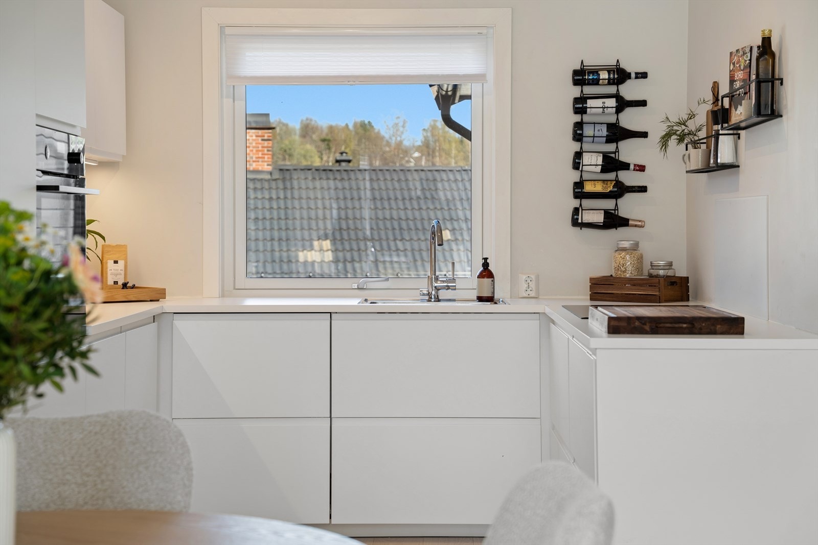 Godt med benke- og skapplass gjør kjøkkenet funksjonelt. Varmtvannsberederen fra Oso (2019) er praktisk plassert i et hjørneskap. Galleribilde