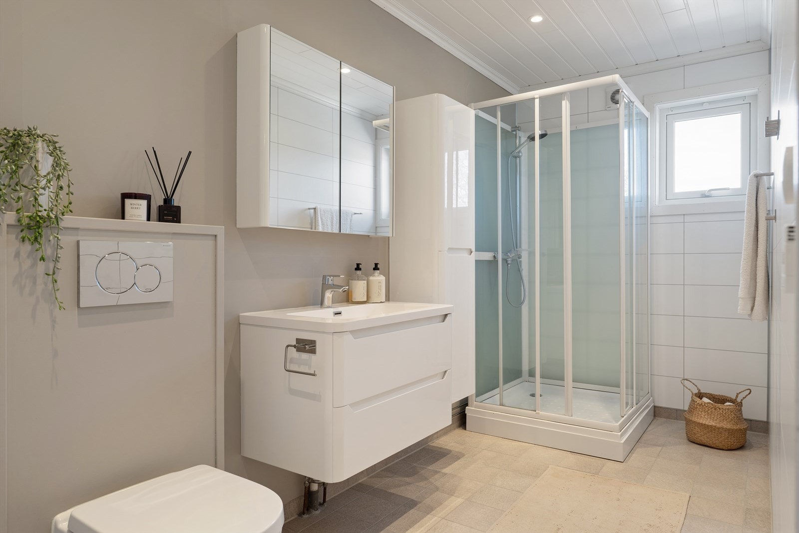 Badet ble modernisert i 2020 og har flislagt gulv med elektriske varmekabler, downlights i taket og et praktisk dusjkabinett. Galleribilde